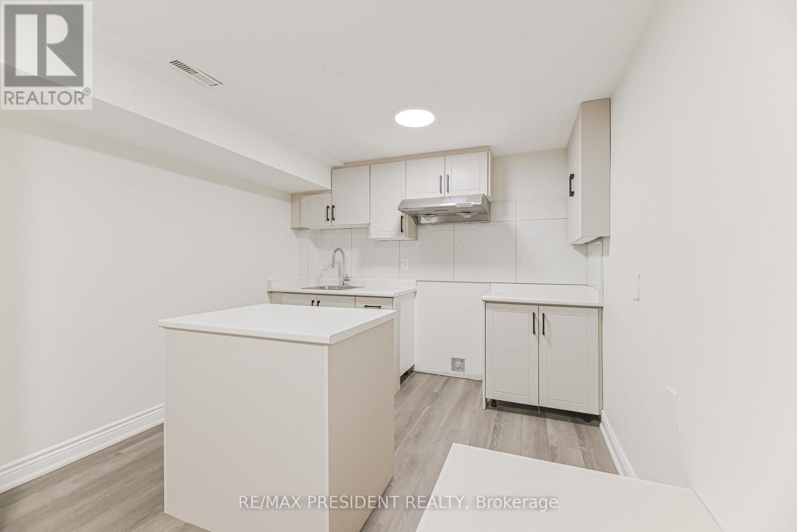 4 Lawnview Court, Brampton, Ontario  L7G 1T4 - Photo 4 - W12434748