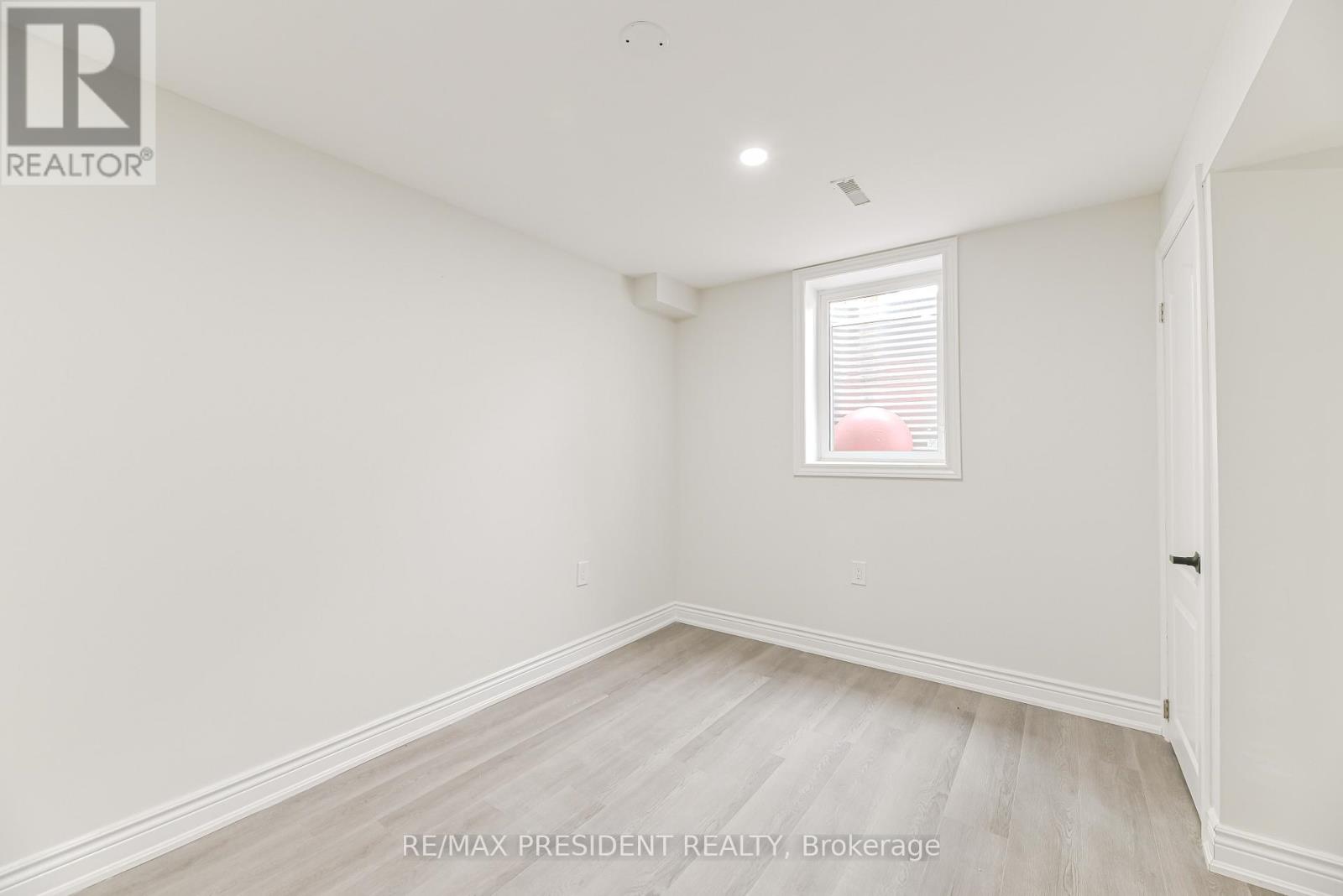 4 Lawnview Court, Brampton, Ontario  L7G 1T4 - Photo 8 - W12434748