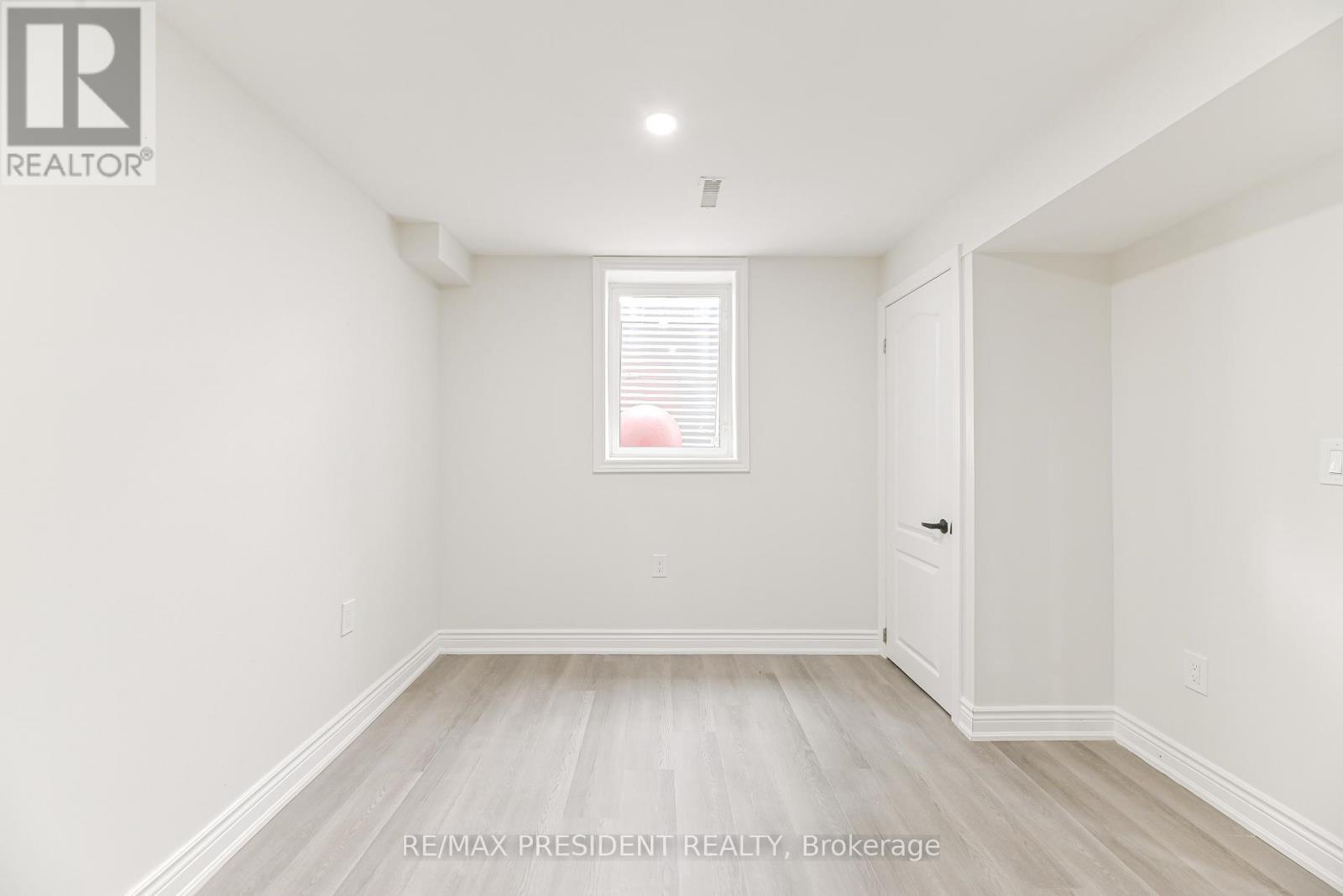 4 Lawnview Court, Brampton, Ontario  L7G 1T4 - Photo 9 - W12434748