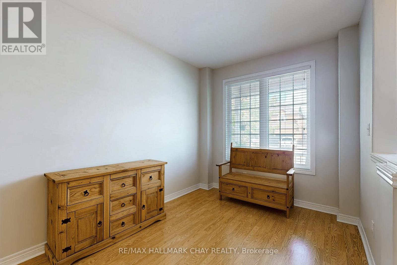 76 Cobblestone Court, Brampton, Ontario  L6R 2S4 - Photo 7 - W12434768