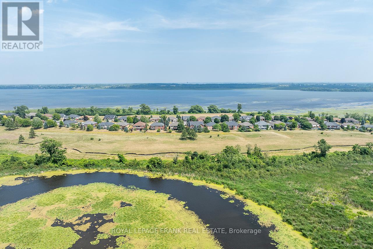 202 Southcrest Drive, Kawartha Lakes (Mariposa), Ontario  L0C 1G0 - Photo 6 - X12434840