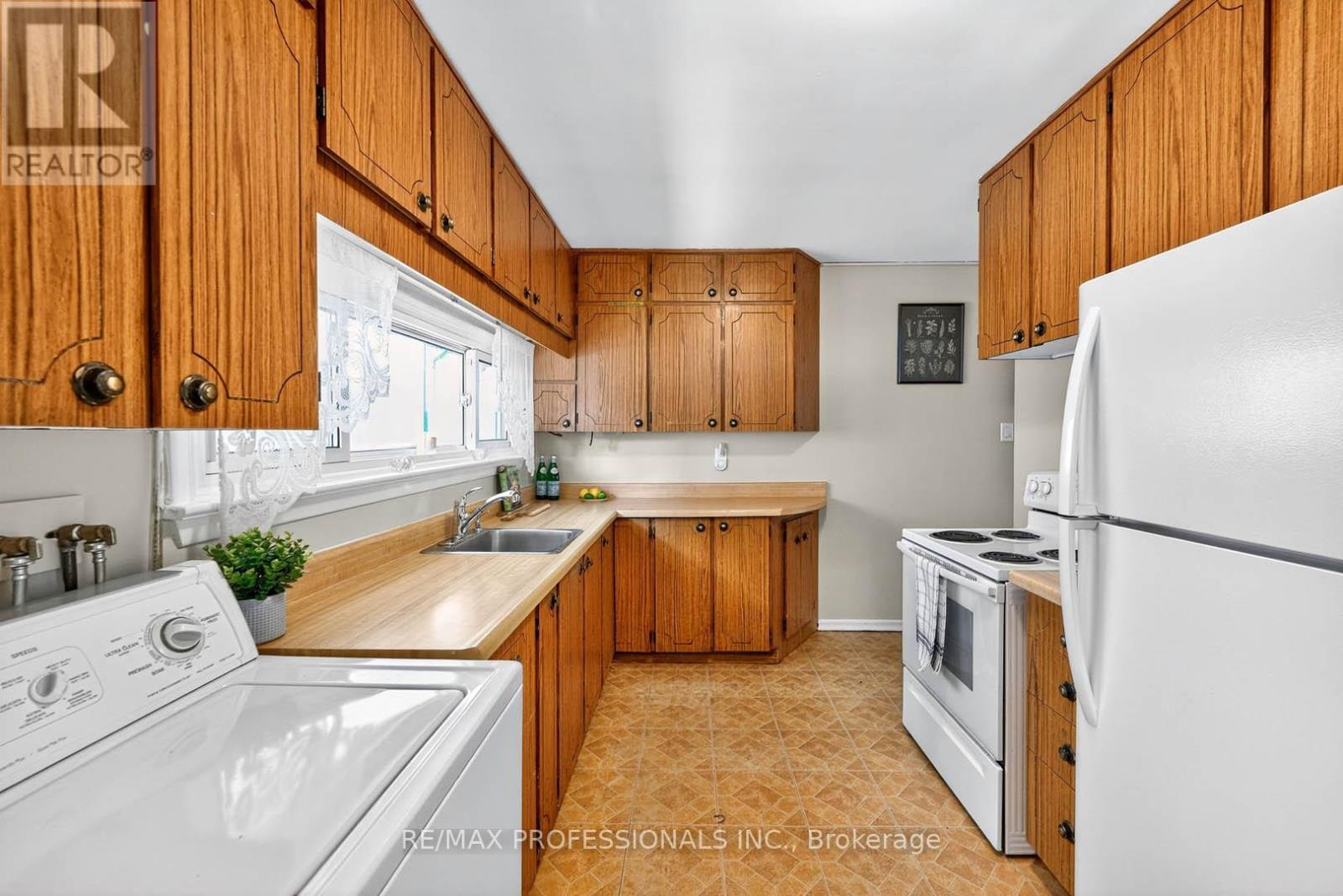 7638 Redstone Road, Mississauga, Ontario  L4T 2B9 - Photo 11 - W12434543