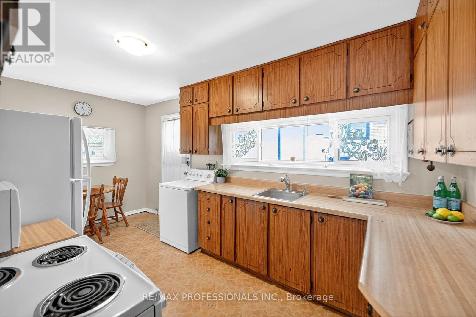 7638 Redstone Road, Mississauga, Ontario  L4T 2B9 - Photo 12 - W12434543