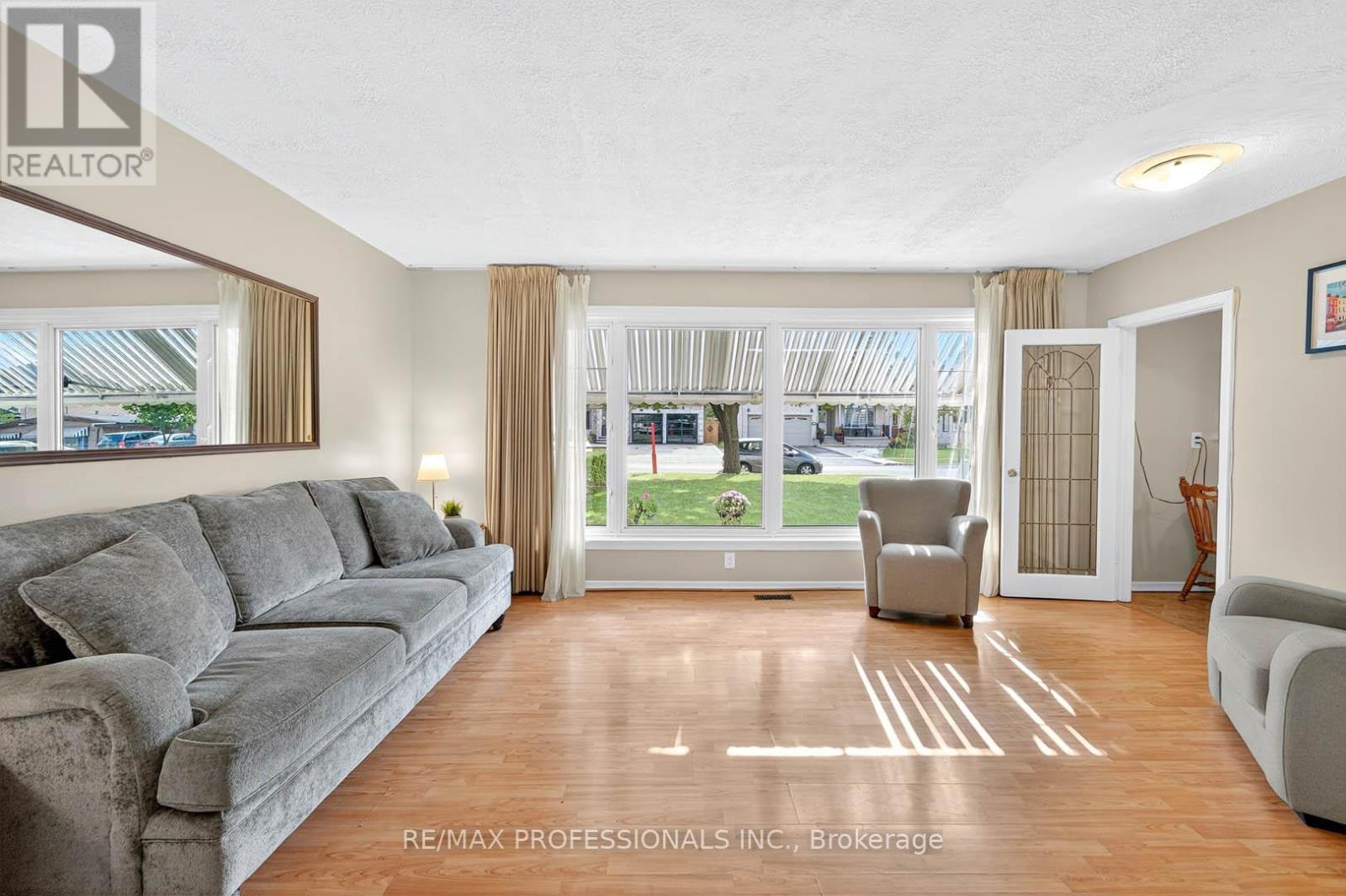 7638 Redstone Road, Mississauga, Ontario  L4T 2B9 - Photo 8 - W12434543