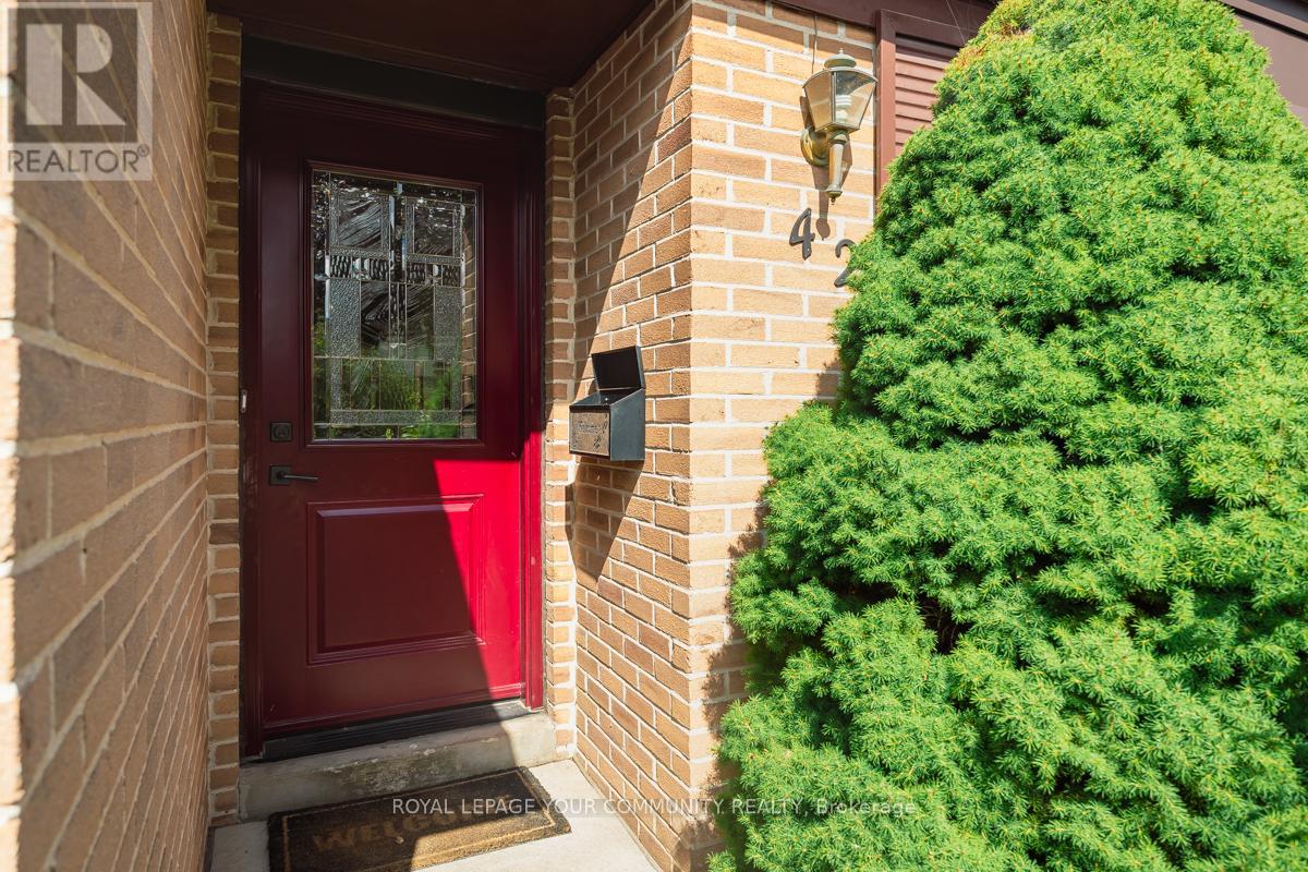 42 Lillooet Crescent, Richmond Hill, Ontario  L4C 5A7 - Photo 2 - N12433149