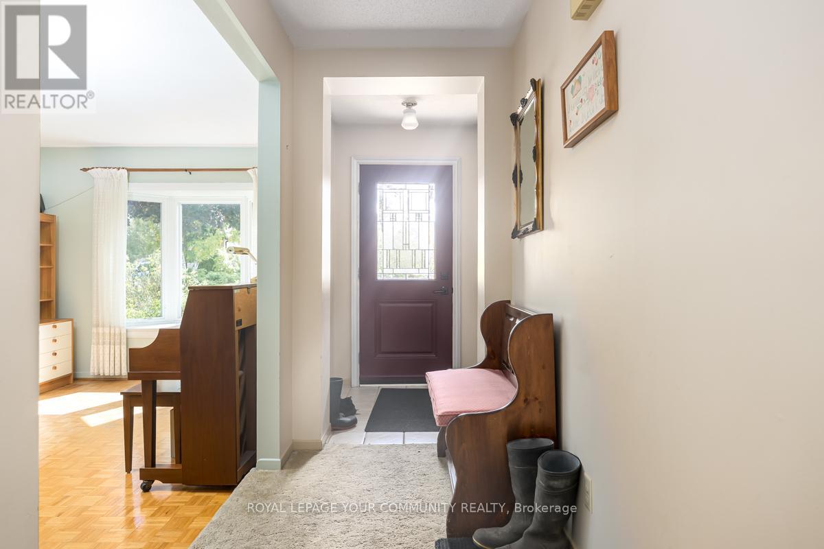 42 Lillooet Crescent, Richmond Hill, Ontario  L4C 5A7 - Photo 3 - N12433149