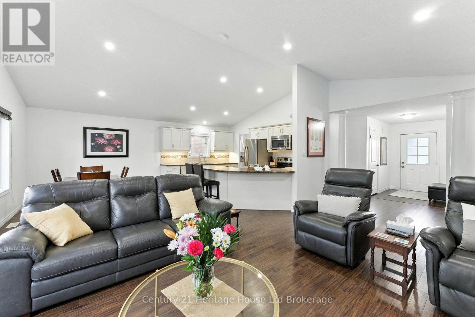 107 Applewood Street, Blandford-Blenheim, Ontario  N0J 1S0 - Photo 10 - X12434810