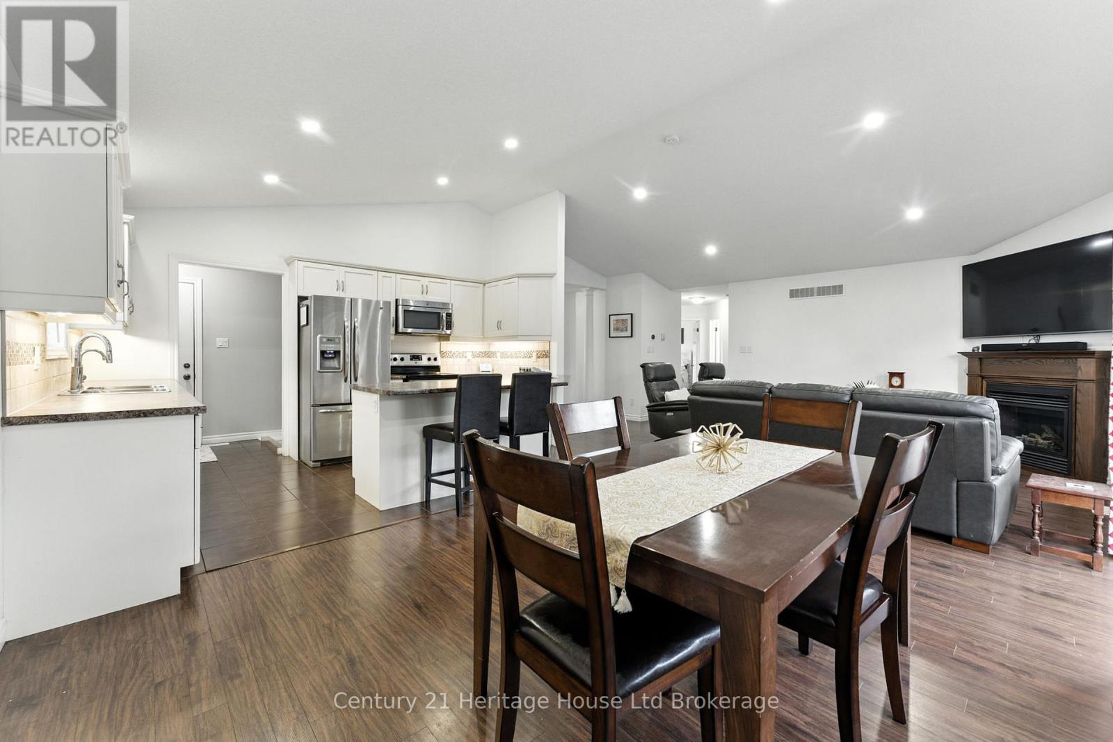 107 Applewood Street, Blandford-Blenheim, Ontario  N0J 1S0 - Photo 13 - X12434810