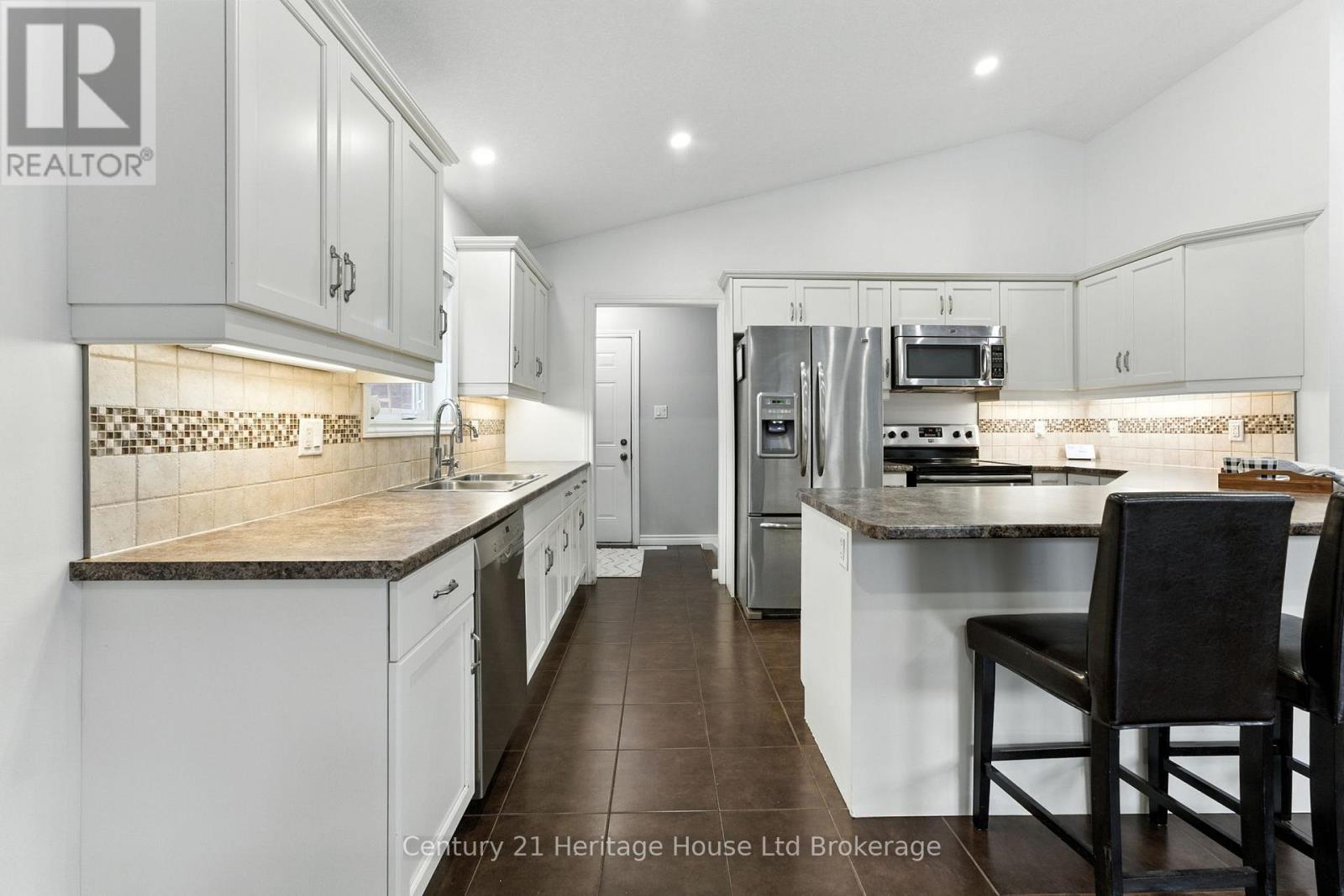 107 Applewood Street, Blandford-Blenheim, Ontario  N0J 1S0 - Photo 15 - X12434810