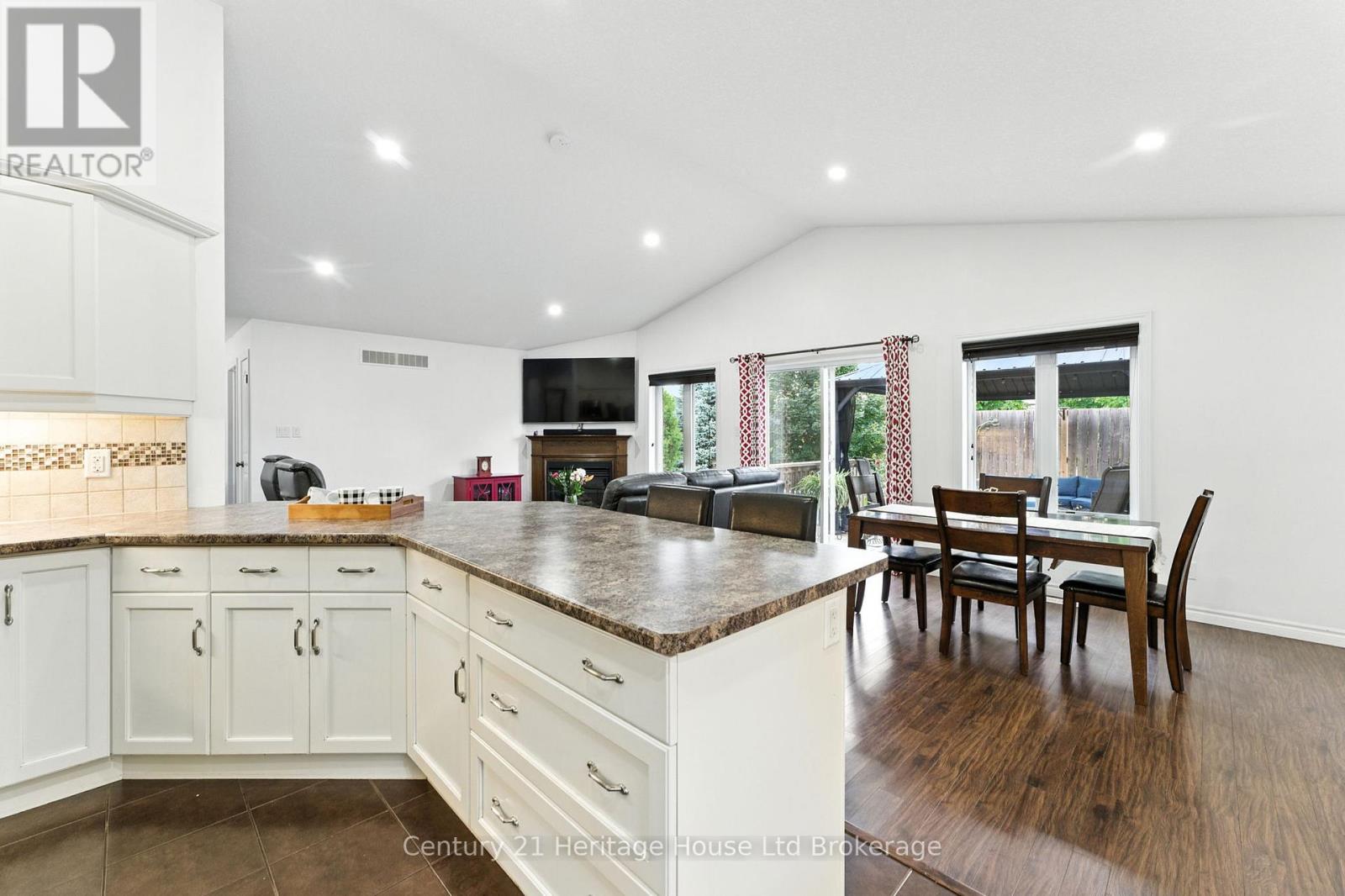 107 Applewood Street, Blandford-Blenheim, Ontario  N0J 1S0 - Photo 18 - X12434810