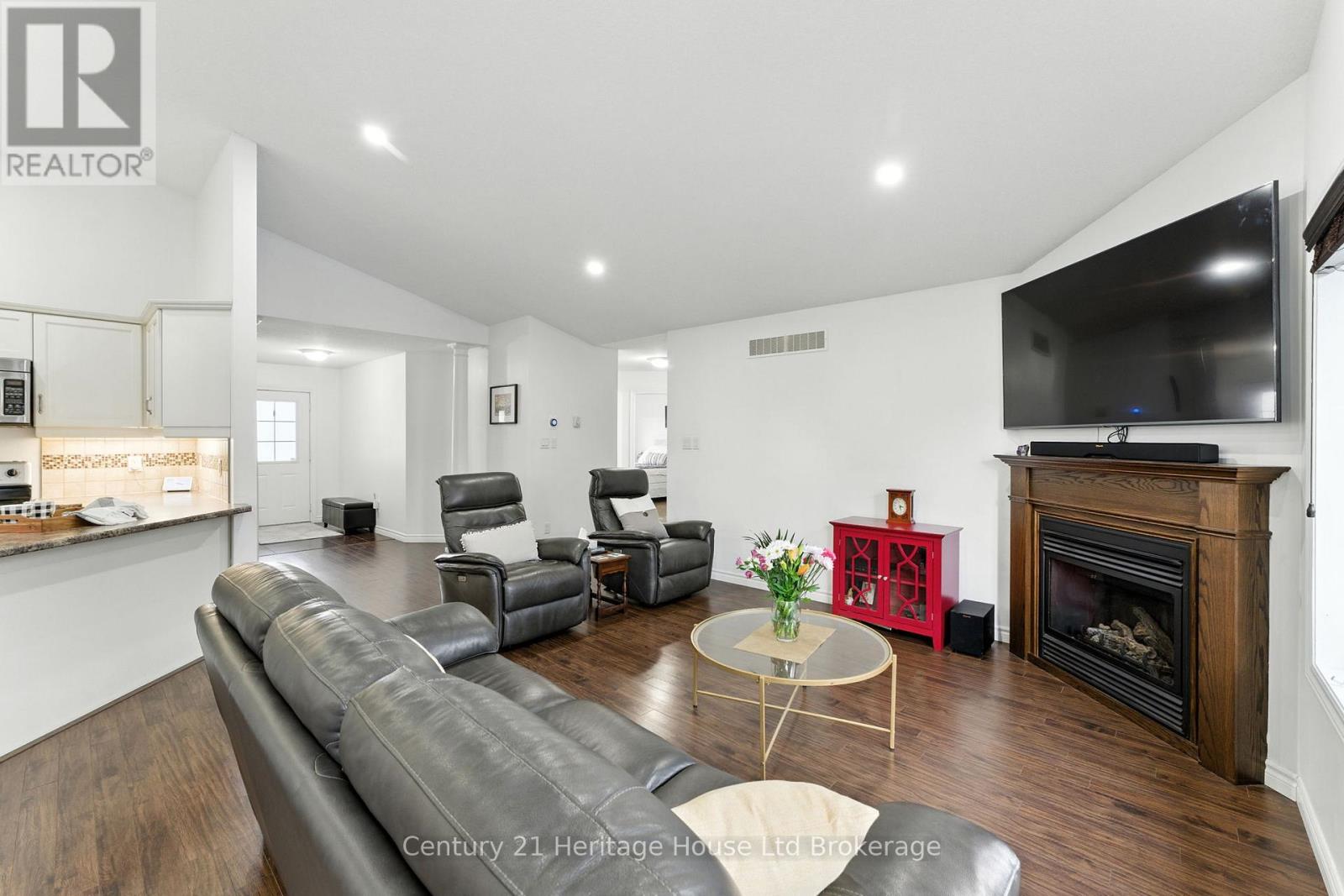 107 Applewood Street, Blandford-Blenheim, Ontario  N0J 1S0 - Photo 9 - X12434810