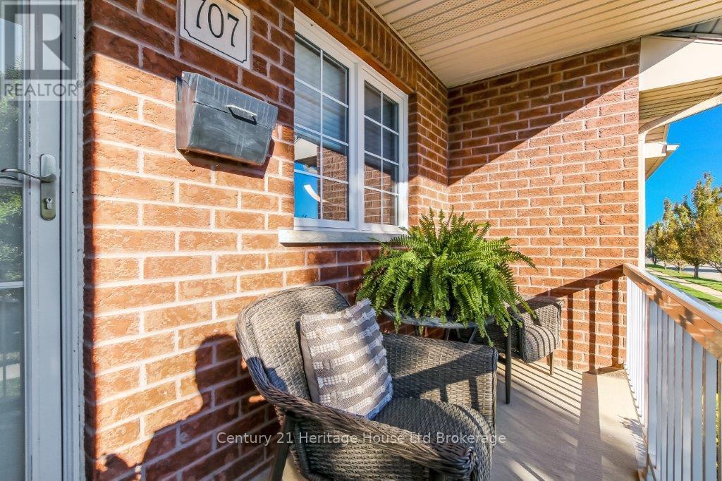 707 Southwood Way, Woodstock, Ontario  N4V 1H5 - Photo 3 - X12434849