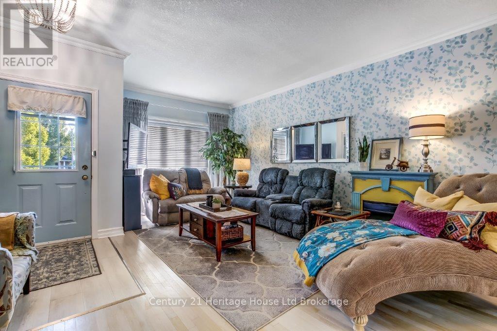 707 Southwood Way, Woodstock, Ontario  N4V 1H5 - Photo 4 - X12434849