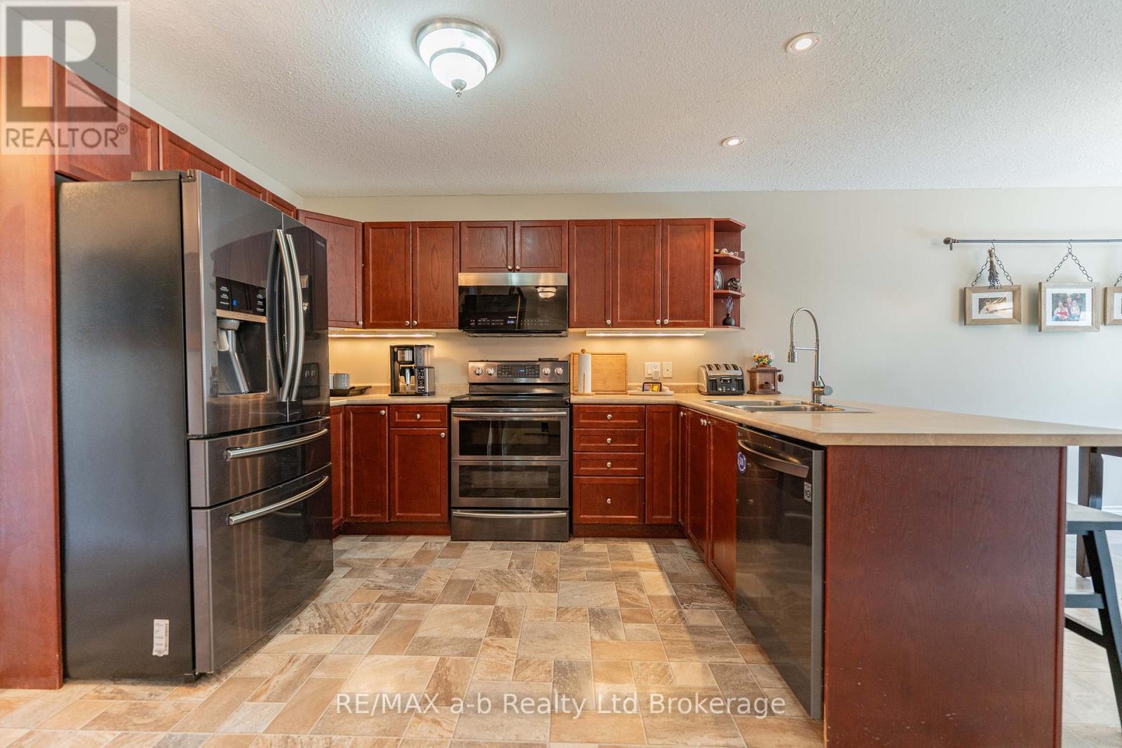 9 Langrell Avenue, Tillsonburg, Ontario  N4G 5X7 - Photo 6 - X12434909