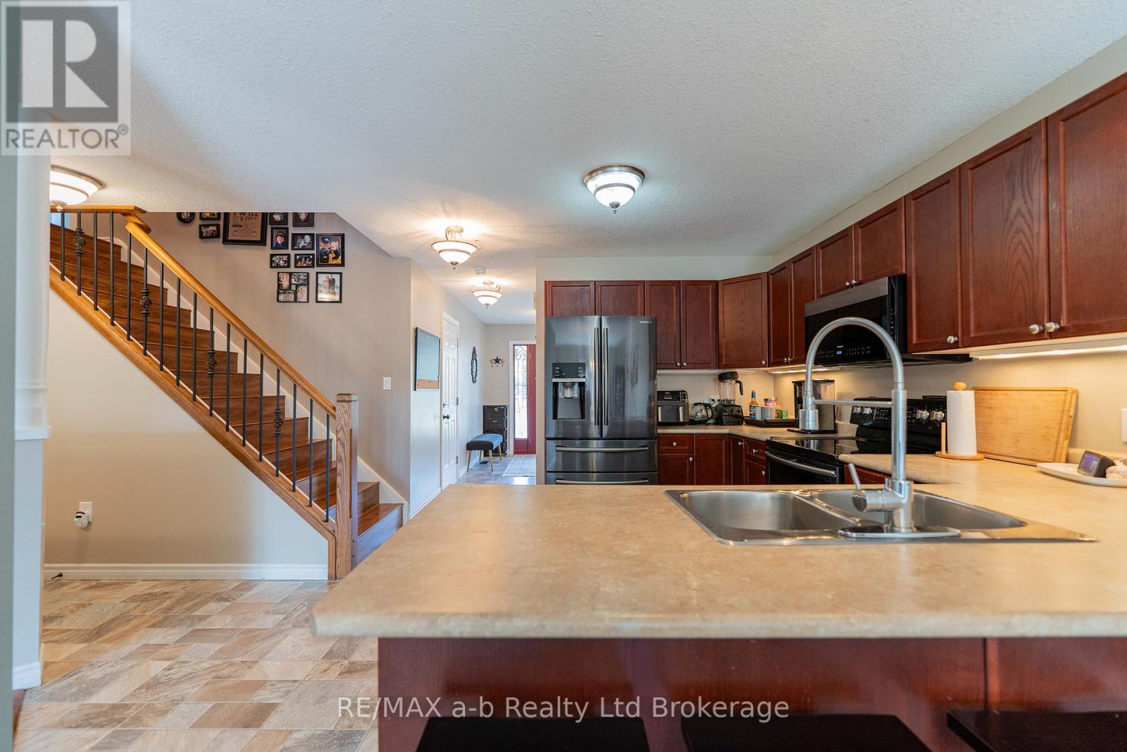 9 Langrell Avenue, Tillsonburg, Ontario  N4G 5X7 - Photo 7 - X12434909