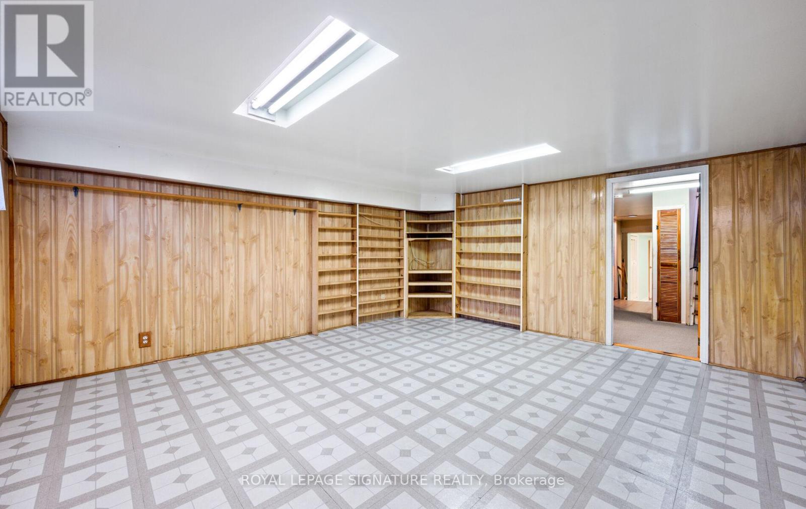 61 Foch Avenue, Toronto, Ontario  M8W 3X5 - Photo 19 - W12412542