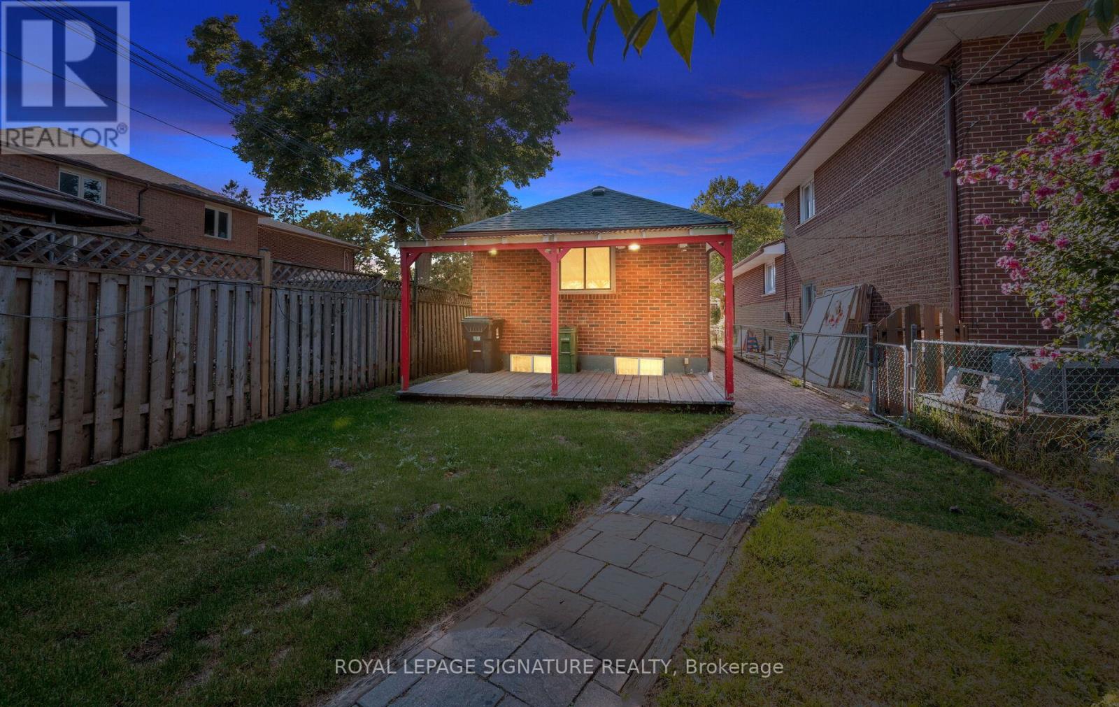 61 Foch Avenue, Toronto, Ontario  M8W 3X5 - Photo 26 - W12412542