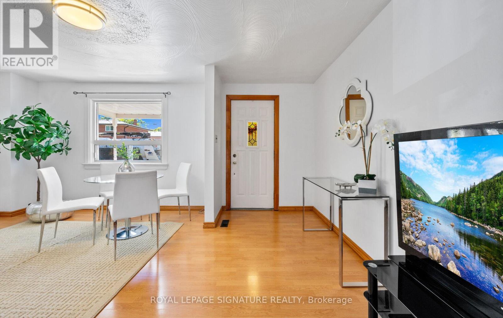 61 Foch Avenue, Toronto, Ontario  M8W 3X5 - Photo 3 - W12412542