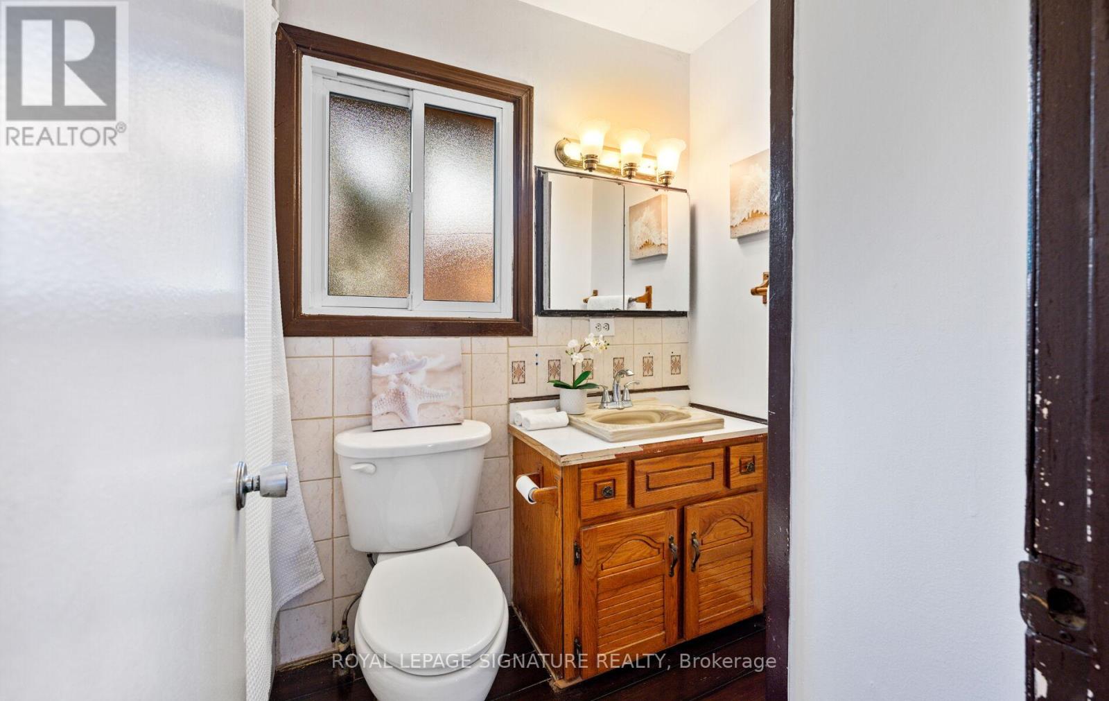 61 Foch Avenue, Toronto, Ontario  M8W 3X5 - Photo 16 - W12412542