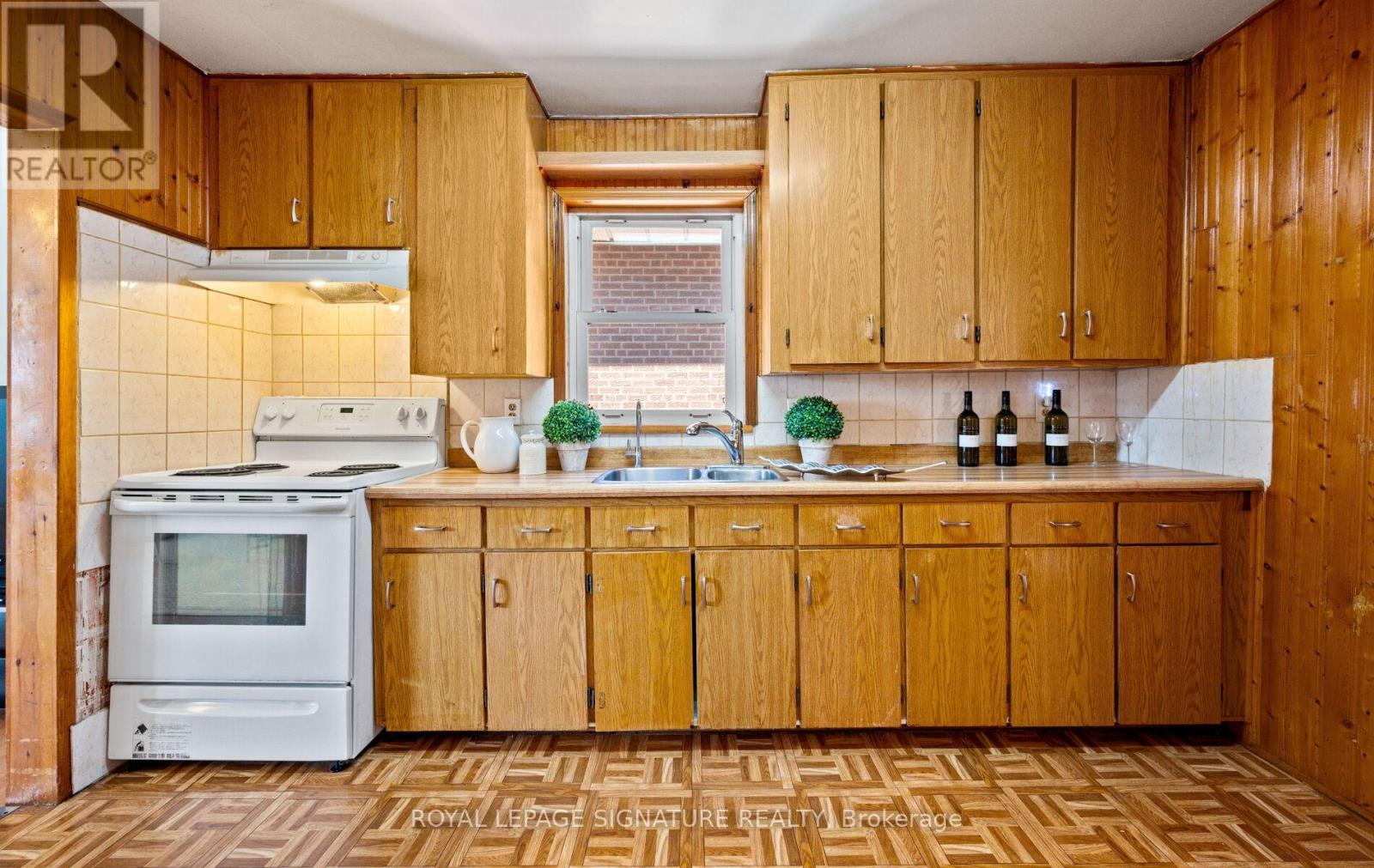 61 Foch Avenue, Toronto, Ontario  M8W 3X5 - Photo 10 - W12412542