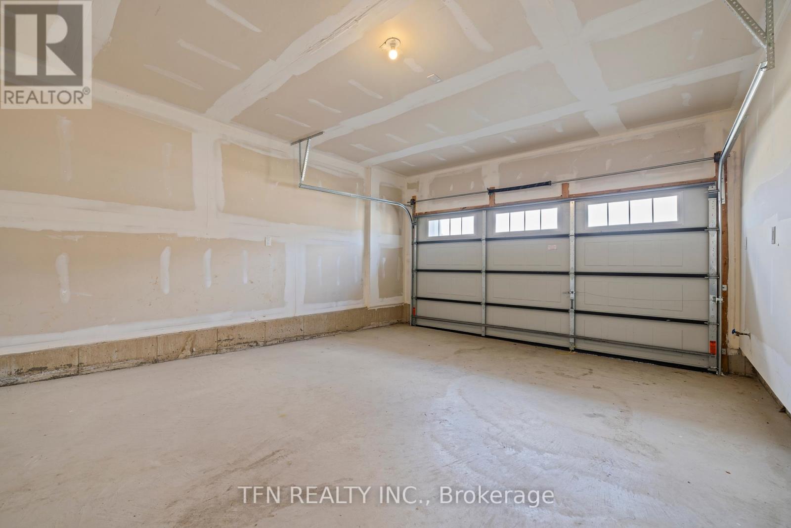 19 Rainbow Drive, Haldimand, Ontario  N3W 0E6 - Photo 13 - X12422415