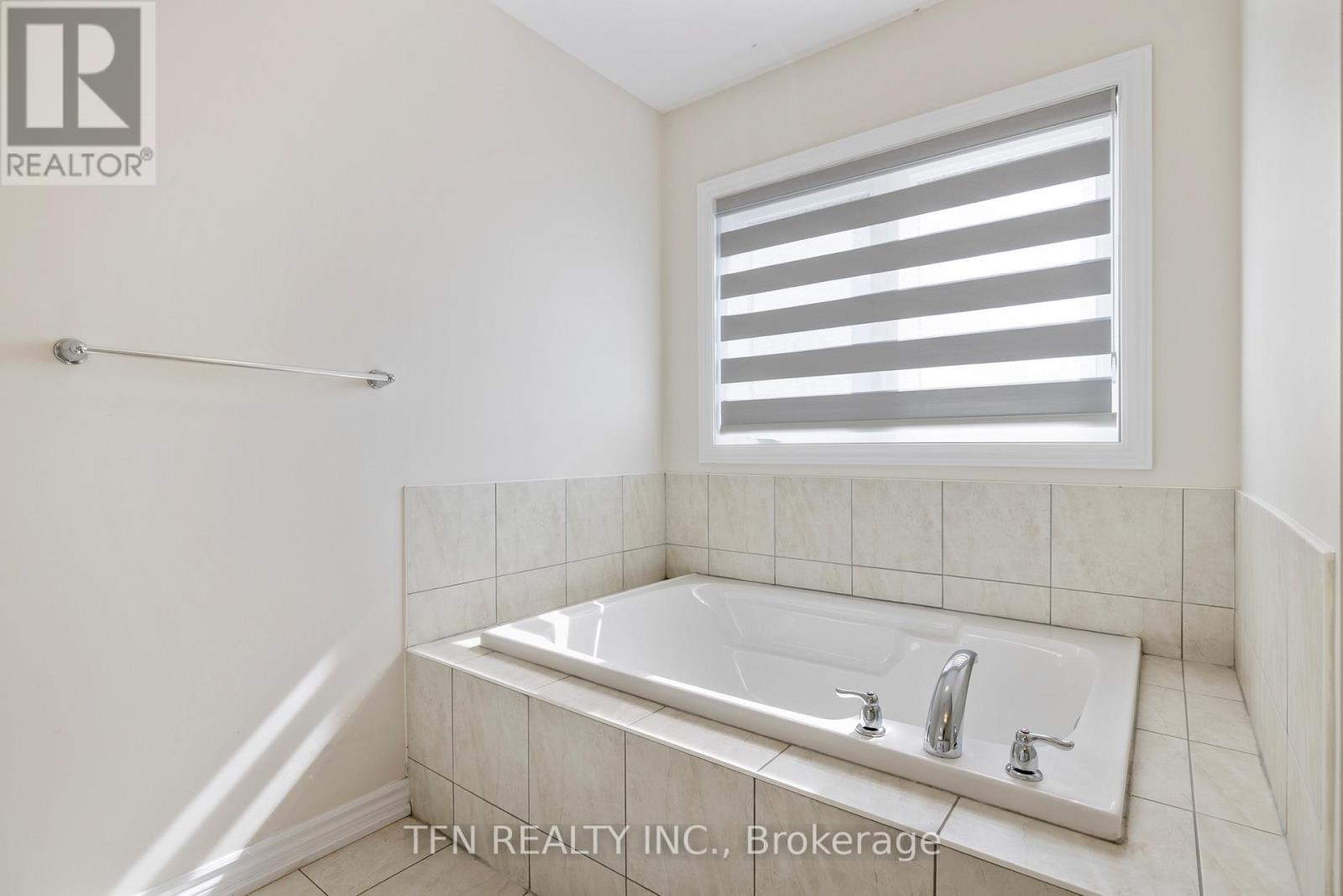 19 Rainbow Drive, Haldimand, Ontario  N3W 0E6 - Photo 37 - X12422415
