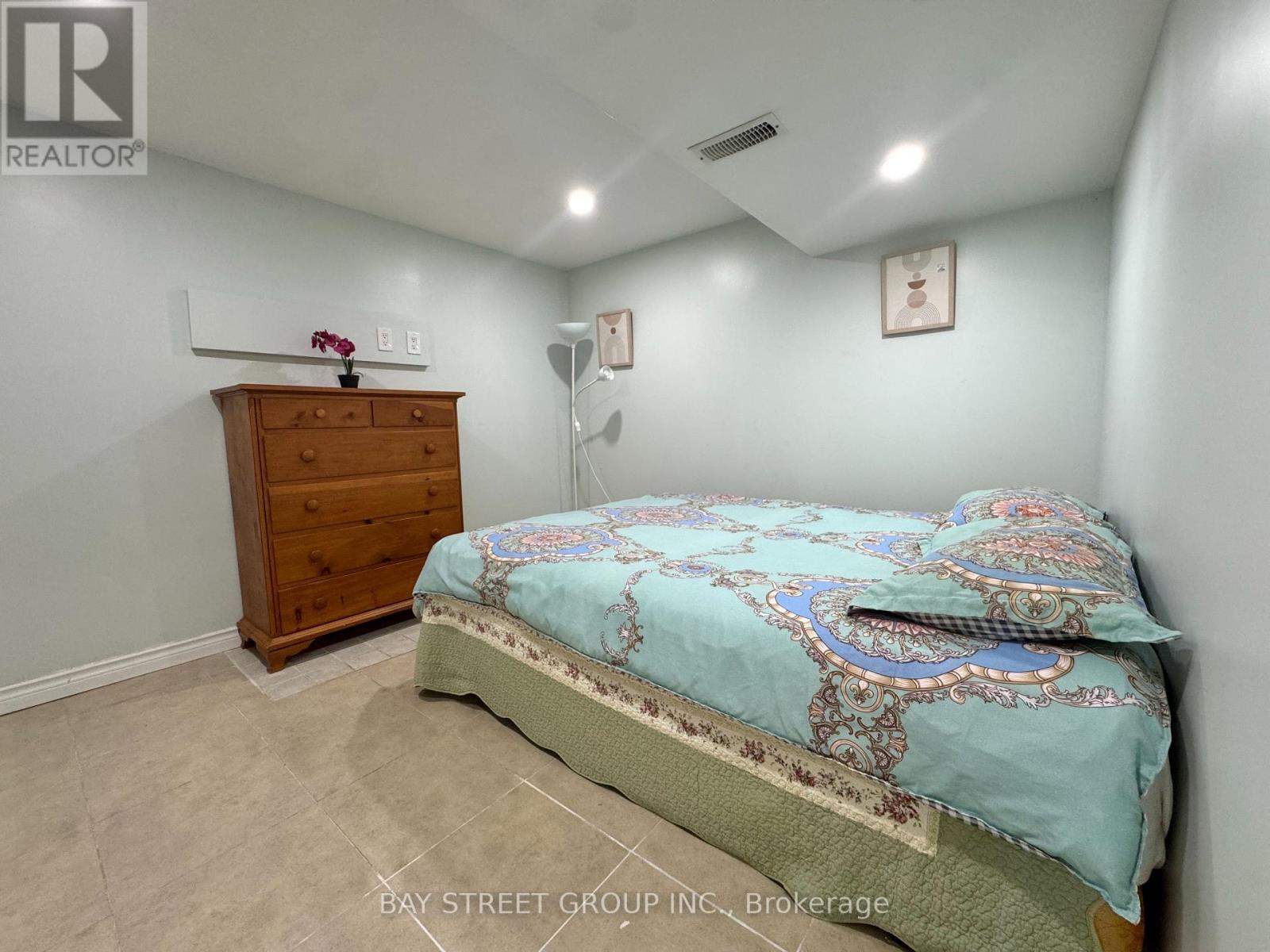 43 Sherwood Forest Drive, Markham, Ontario  L3P 1P5 - Photo 11 - N12434830