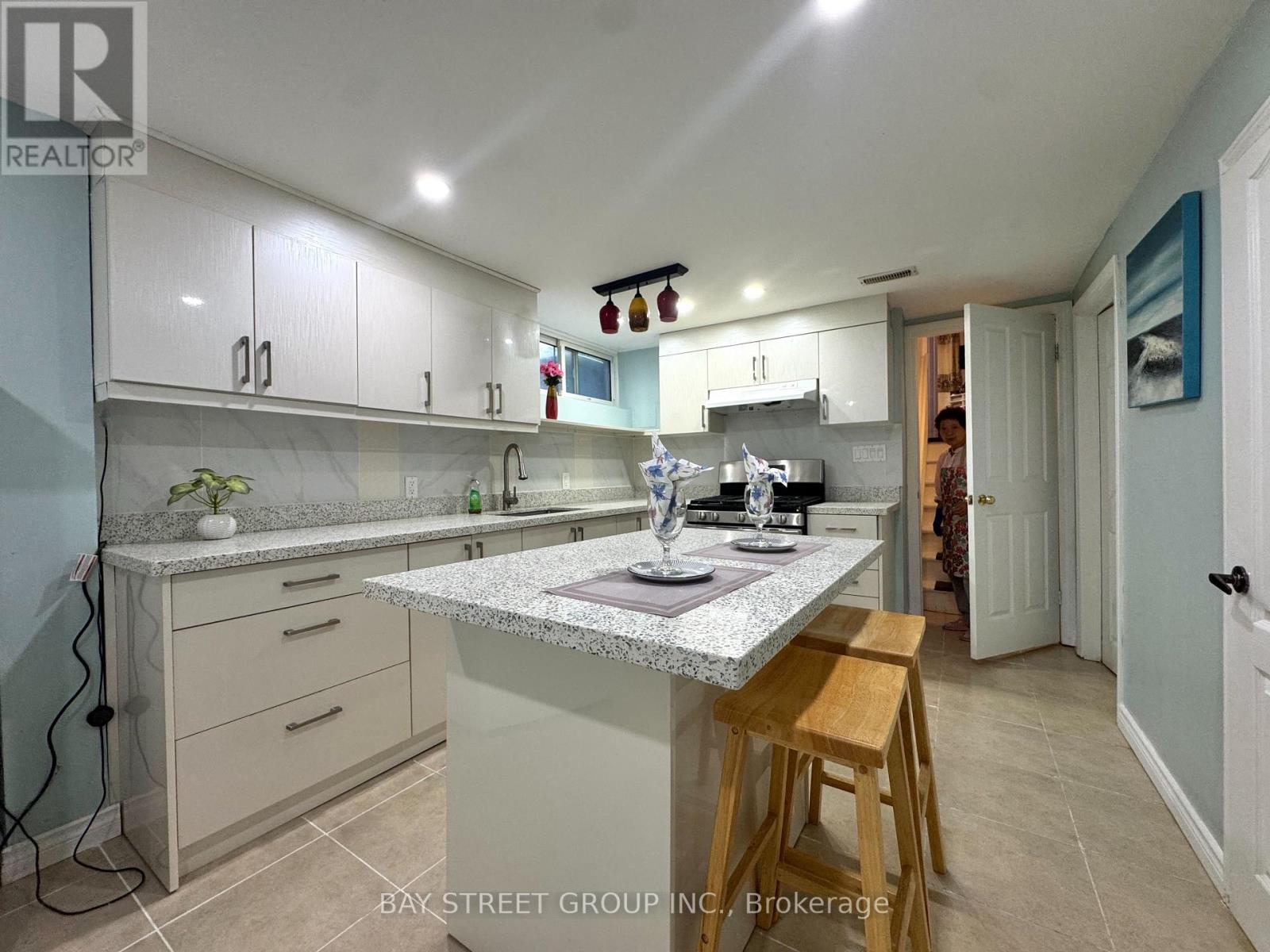 43 Sherwood Forest Drive, Markham, Ontario  L3P 1P5 - Photo 5 - N12434830