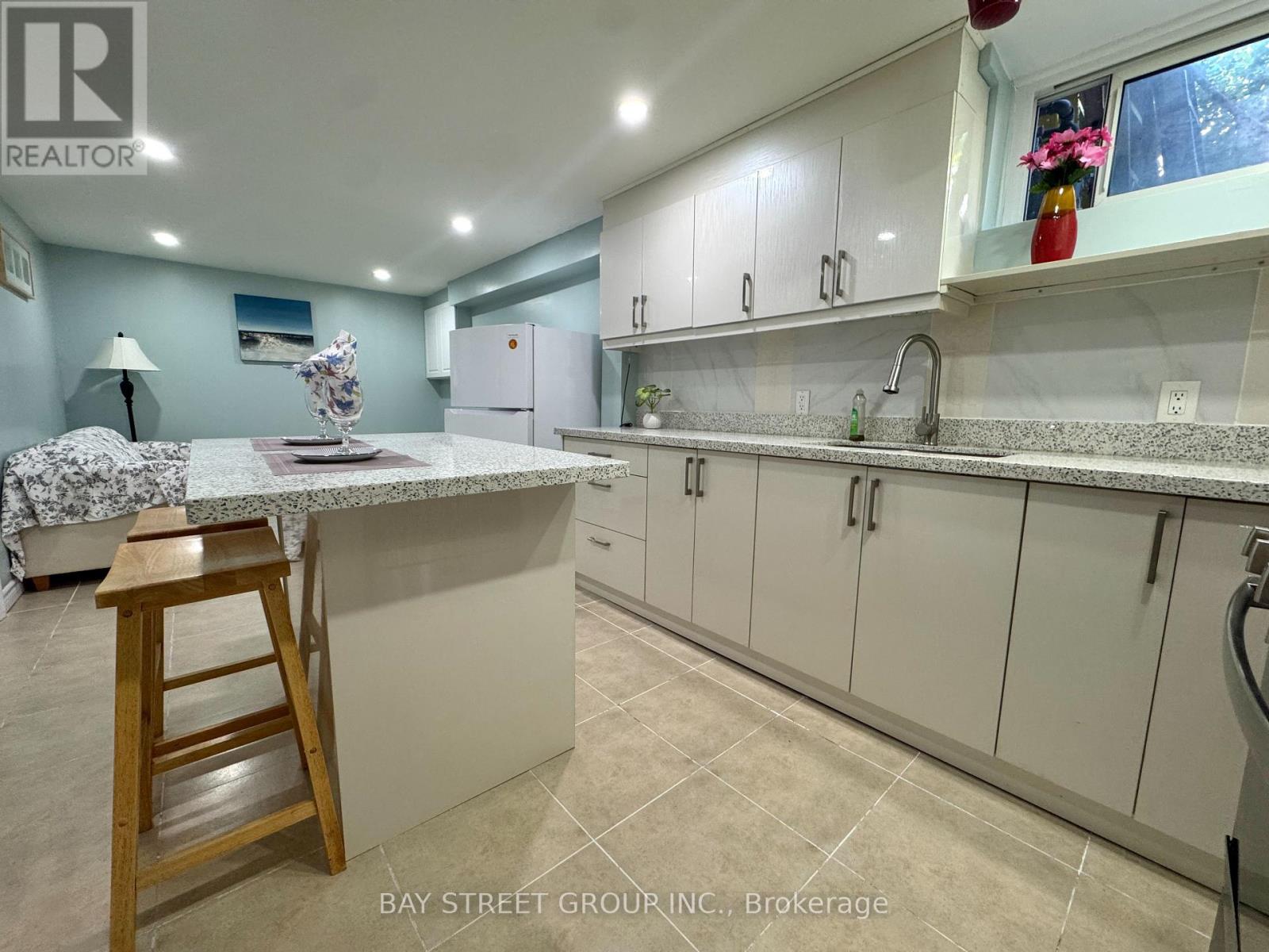 43 Sherwood Forest Drive, Markham, Ontario  L3P 1P5 - Photo 6 - N12434830