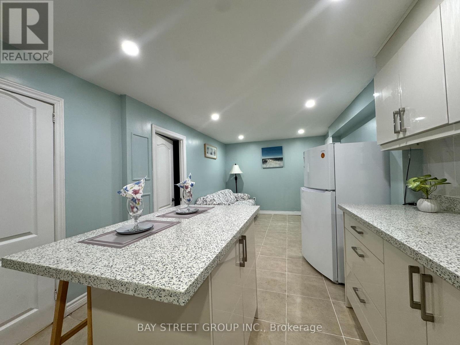 43 Sherwood Forest Drive, Markham, Ontario  L3P 1P5 - Photo 7 - N12434830