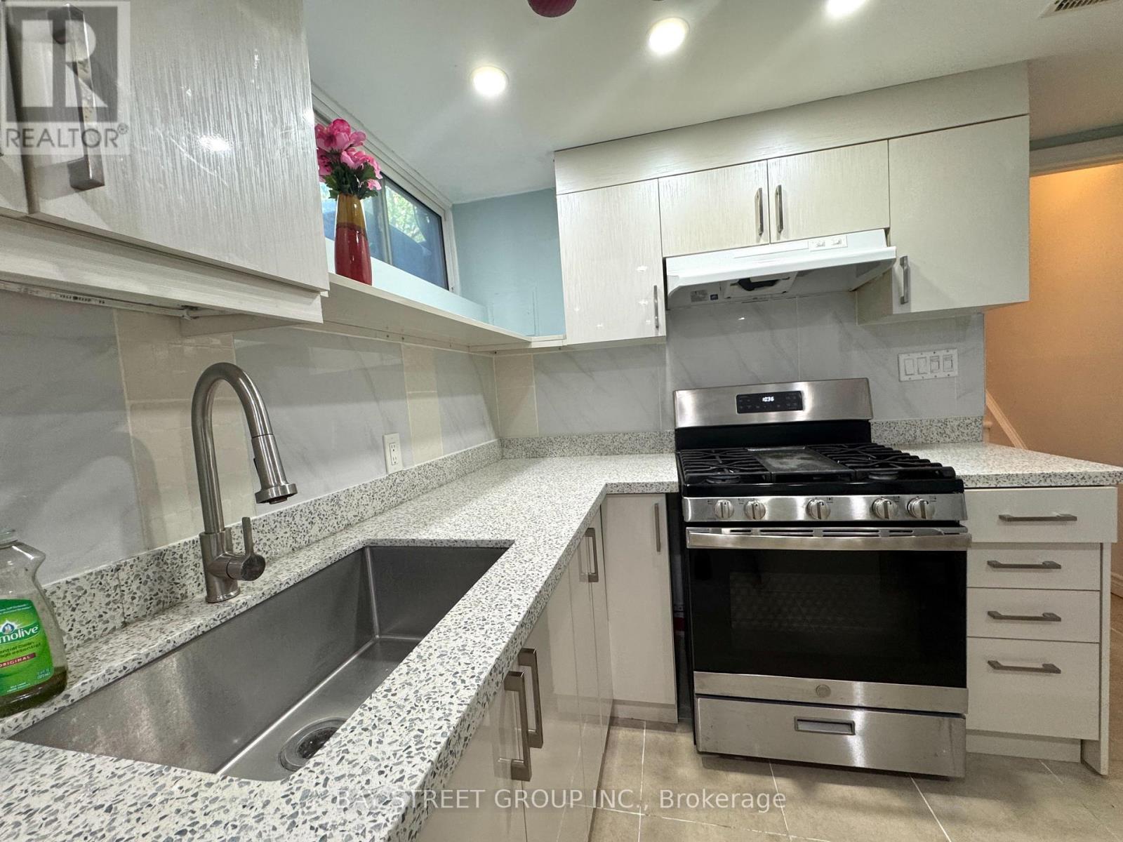 43 Sherwood Forest Drive, Markham, Ontario  L3P 1P5 - Photo 9 - N12434830