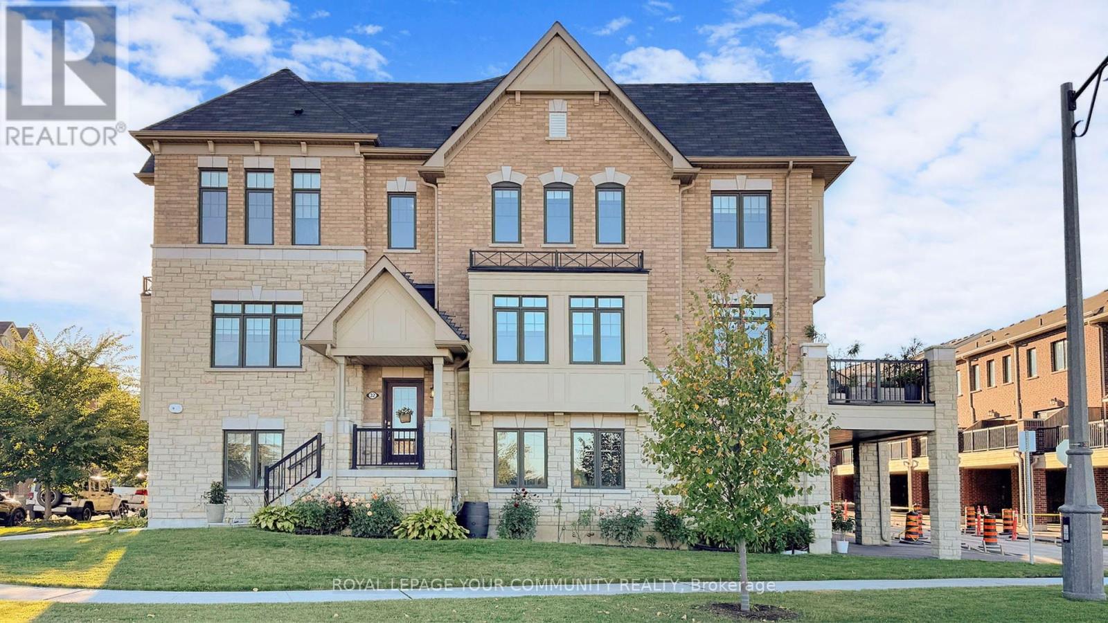 32 Delft Drive, Markham, Ontario  L6C 0Z1 - Photo 4 - N12434836