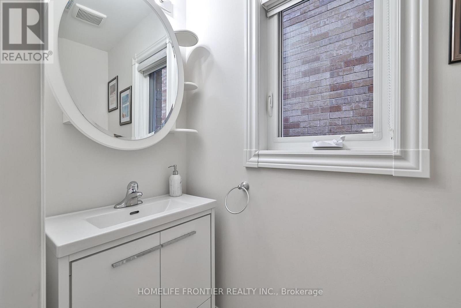 86 Venice Gate Drive, Vaughan, Ontario  L4H 0E7 - Photo 6 - N12434887