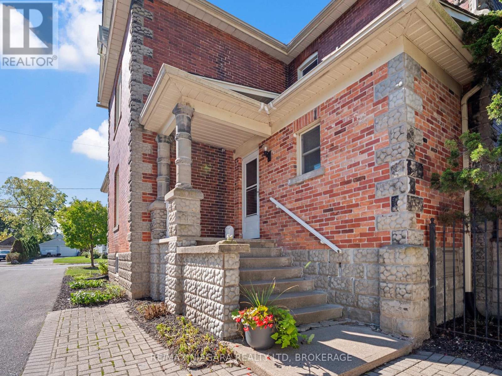 18 Emerick Avenue, Fort Erie (Central), Ontario  L2A 2W3 - Photo 36 - X12434949