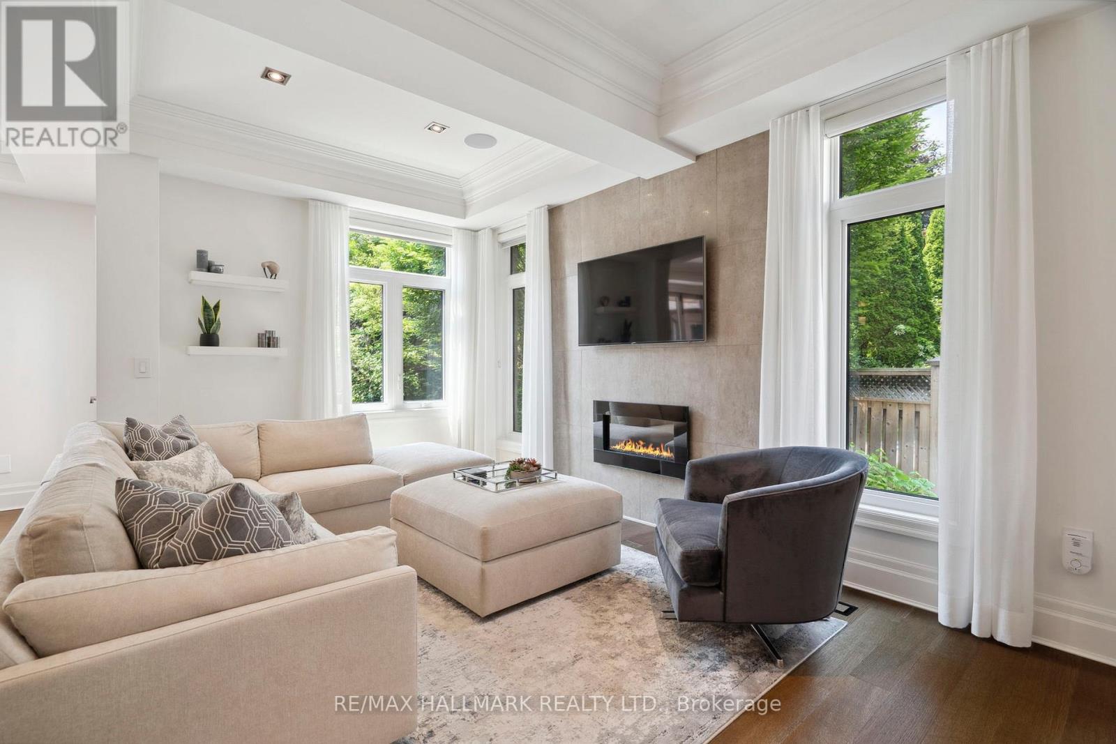 2092 Pinevalley Crescent, Oakville, Ontario  L6H 6L8 - Photo 3 - W12393260