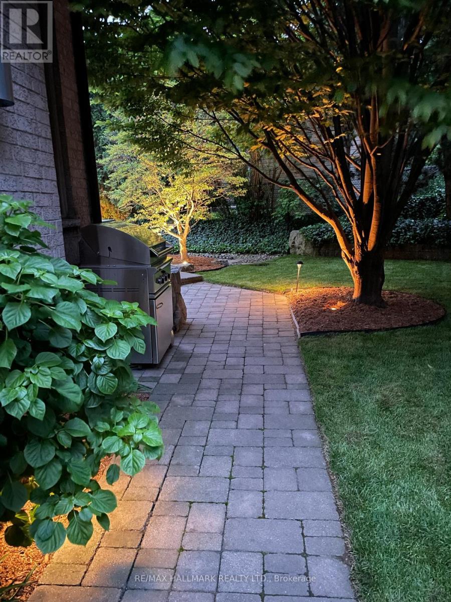 2092 Pinevalley Crescent, Oakville, Ontario  L6H 6L8 - Photo 45 - W12393260