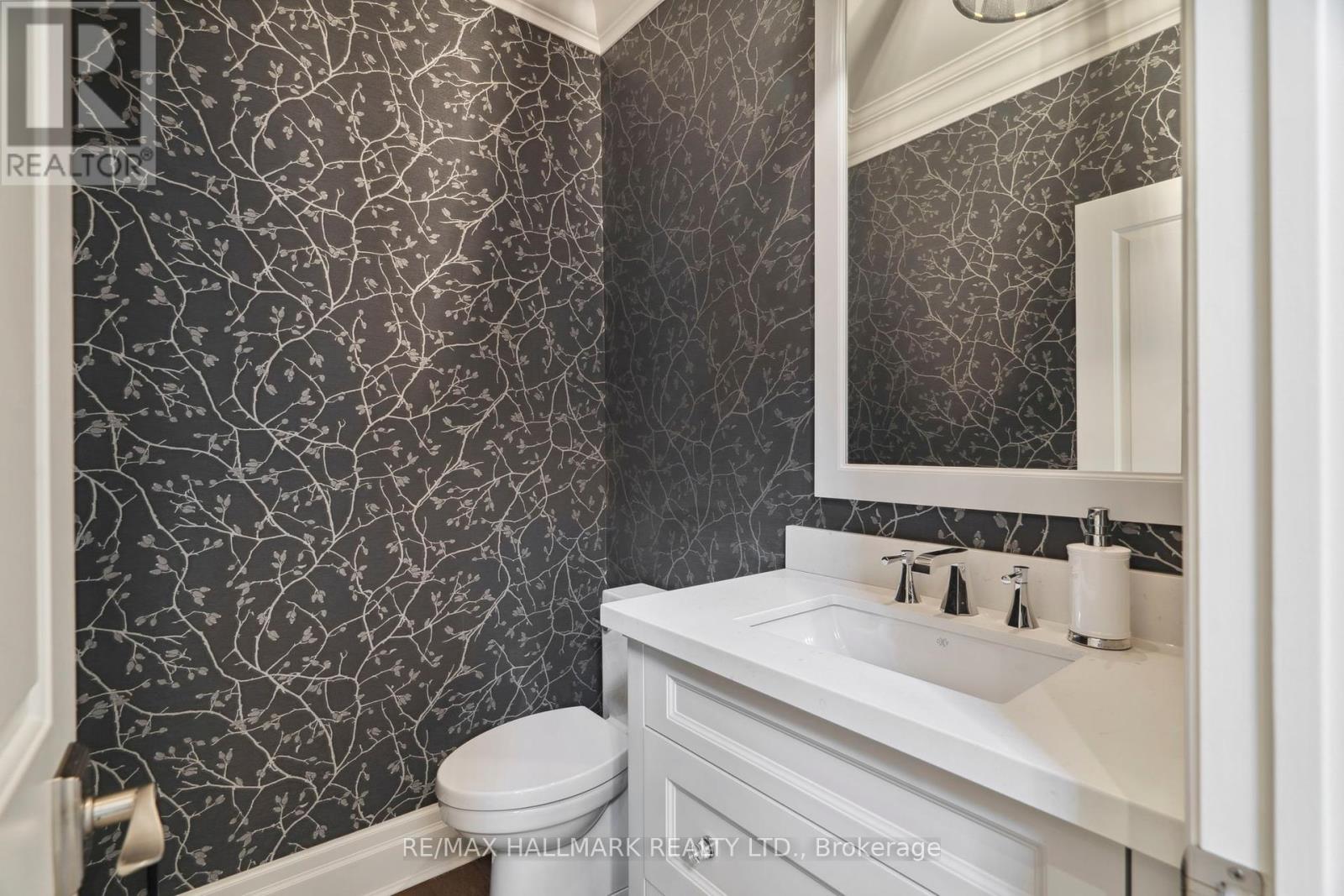 2092 Pinevalley Crescent, Oakville, Ontario  L6H 6L8 - Photo 12 - W12393260