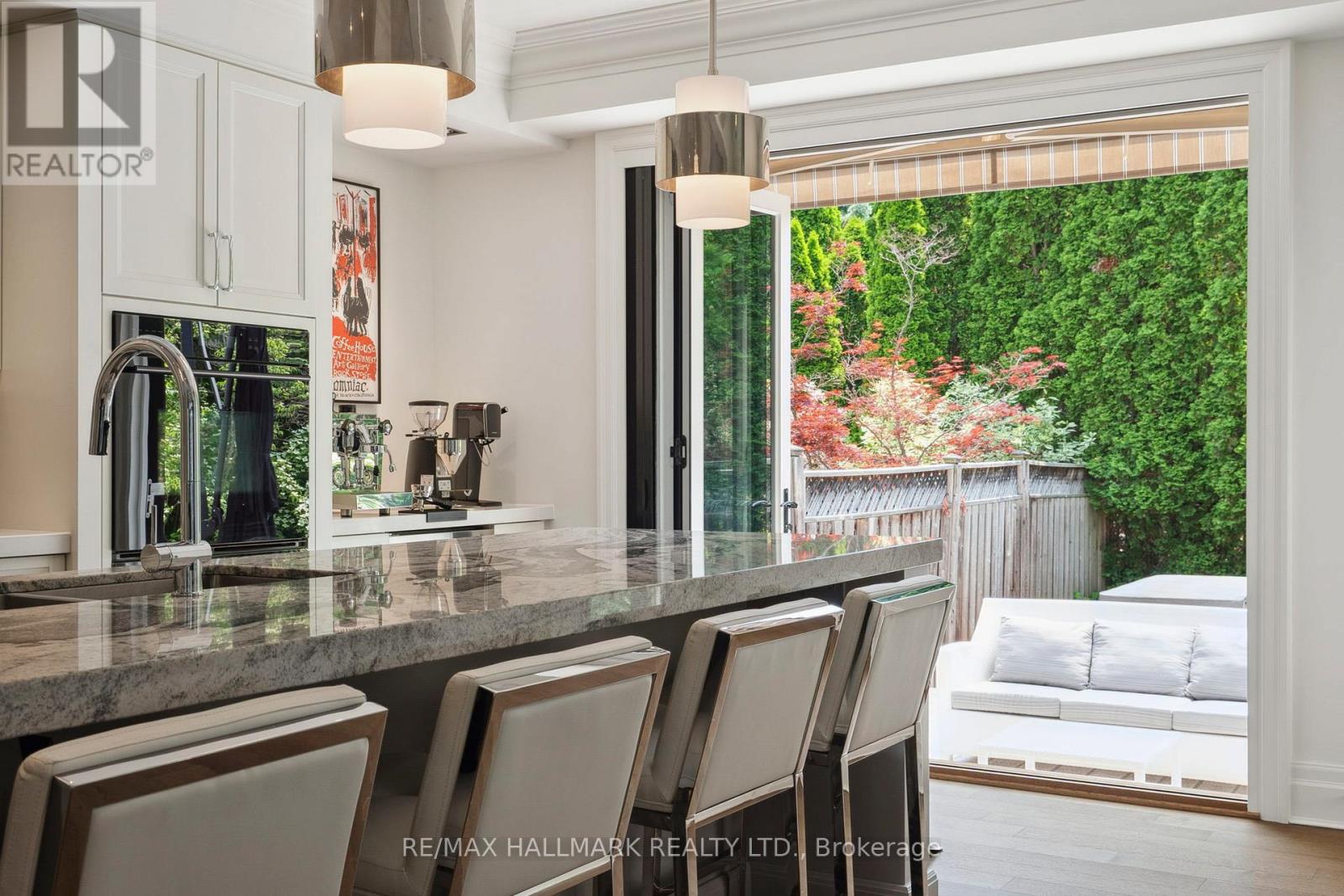 2092 Pinevalley Crescent, Oakville, Ontario  L6H 6L8 - Photo 9 - W12393260