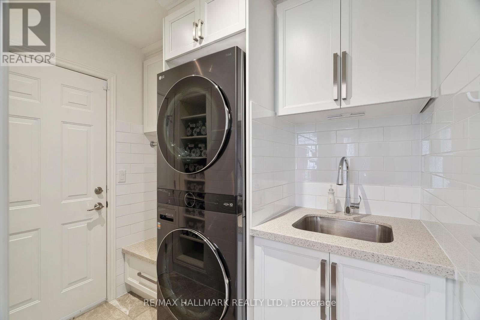 2092 Pinevalley Crescent, Oakville, Ontario  L6H 6L8 - Photo 29 - W12393260