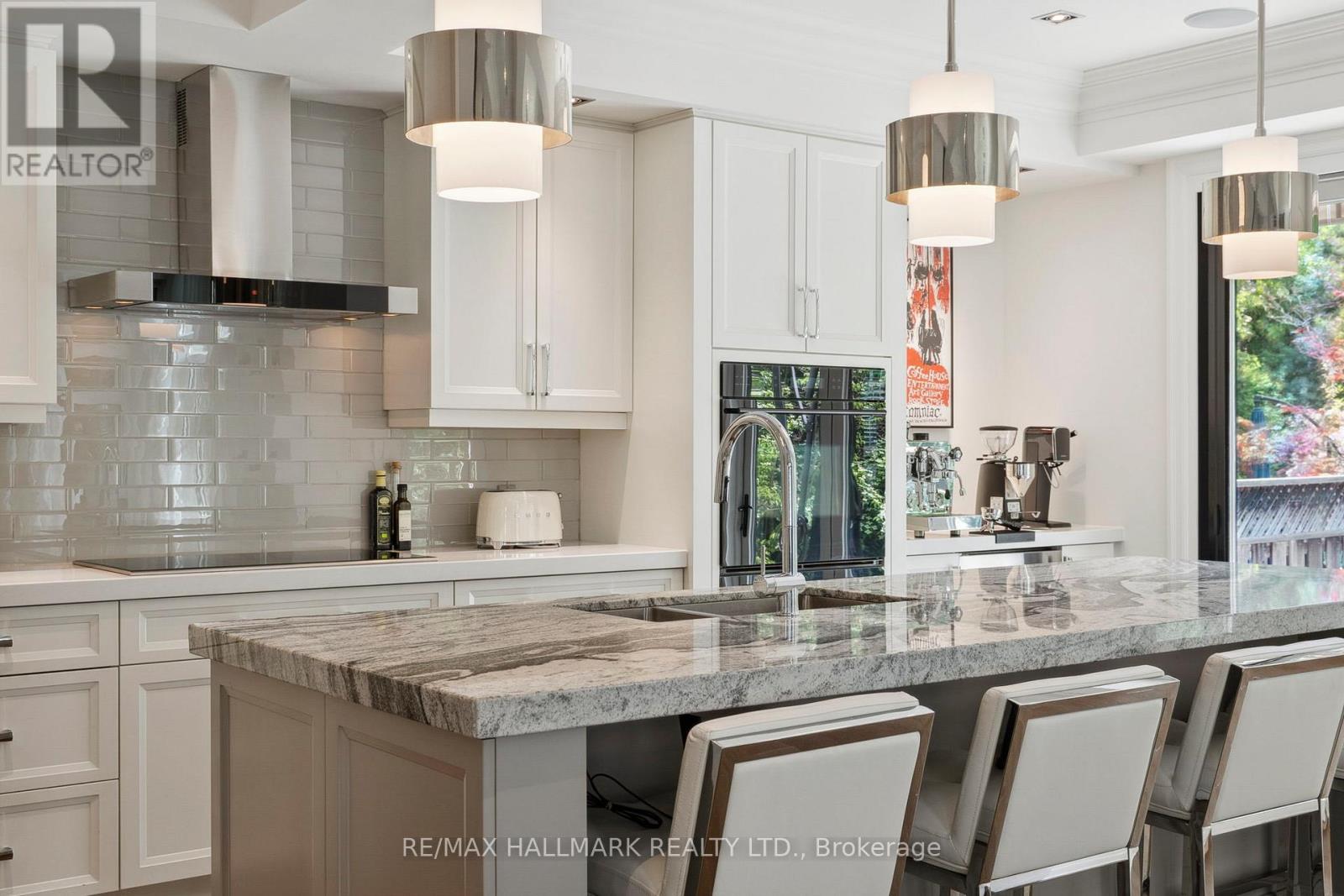 2092 Pinevalley Crescent, Oakville, Ontario  L6H 6L8 - Photo 6 - W12393260