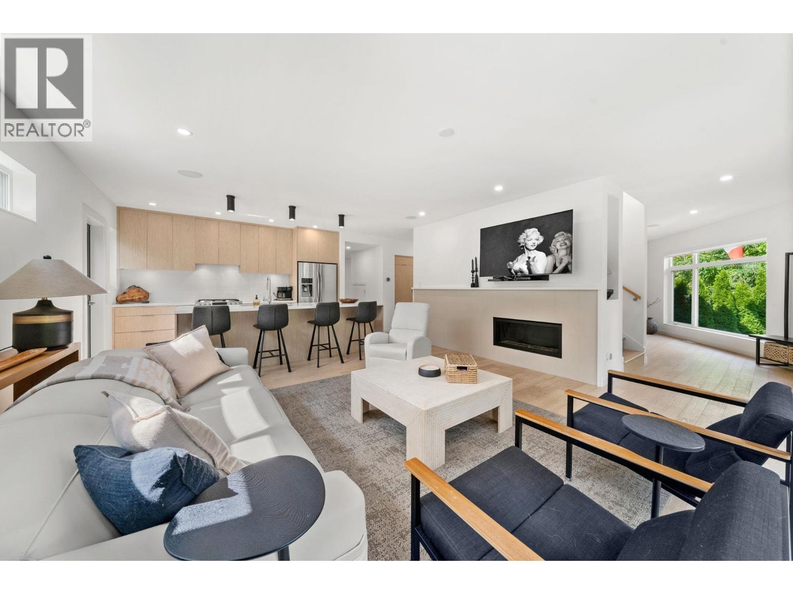 2025 Mackay Avenue, North Vancouver, British Columbia  V7P 2M8 - Photo 2 - R3053630