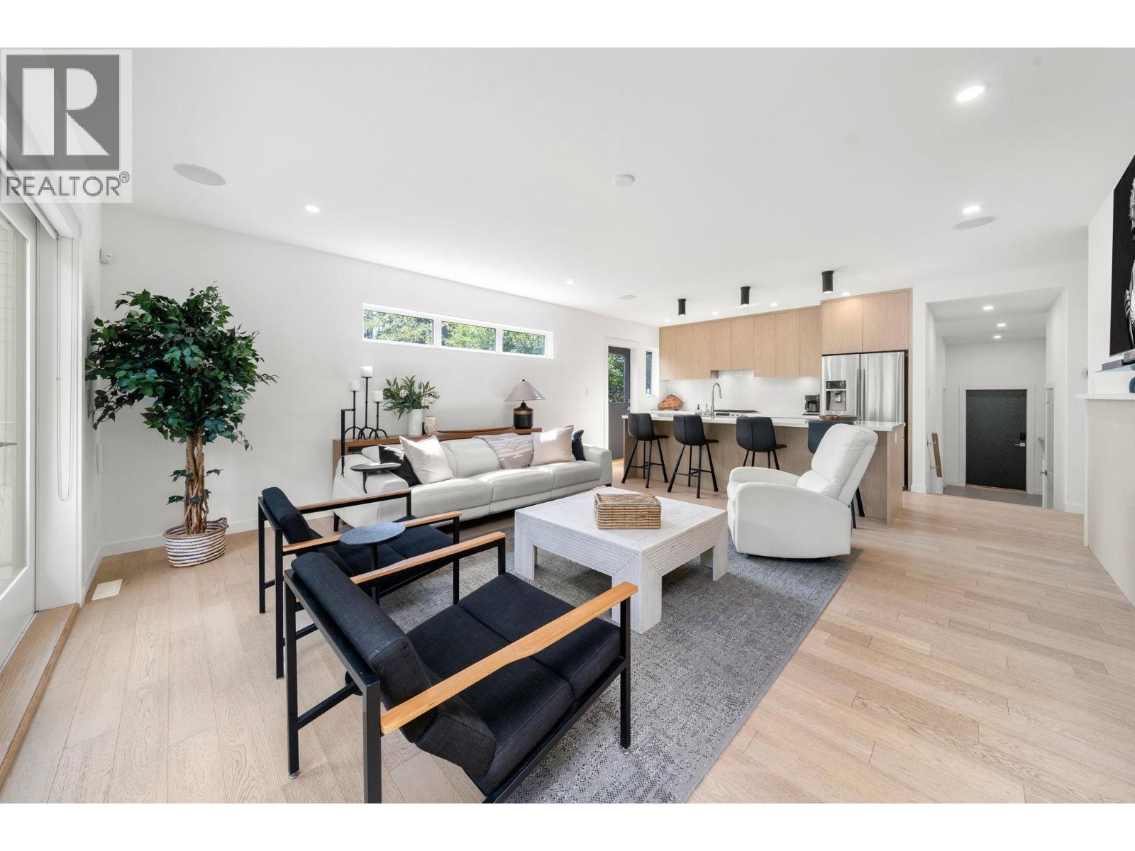 2025 Mackay Avenue, North Vancouver, British Columbia  V7P 2M8 - Photo 3 - R3053630