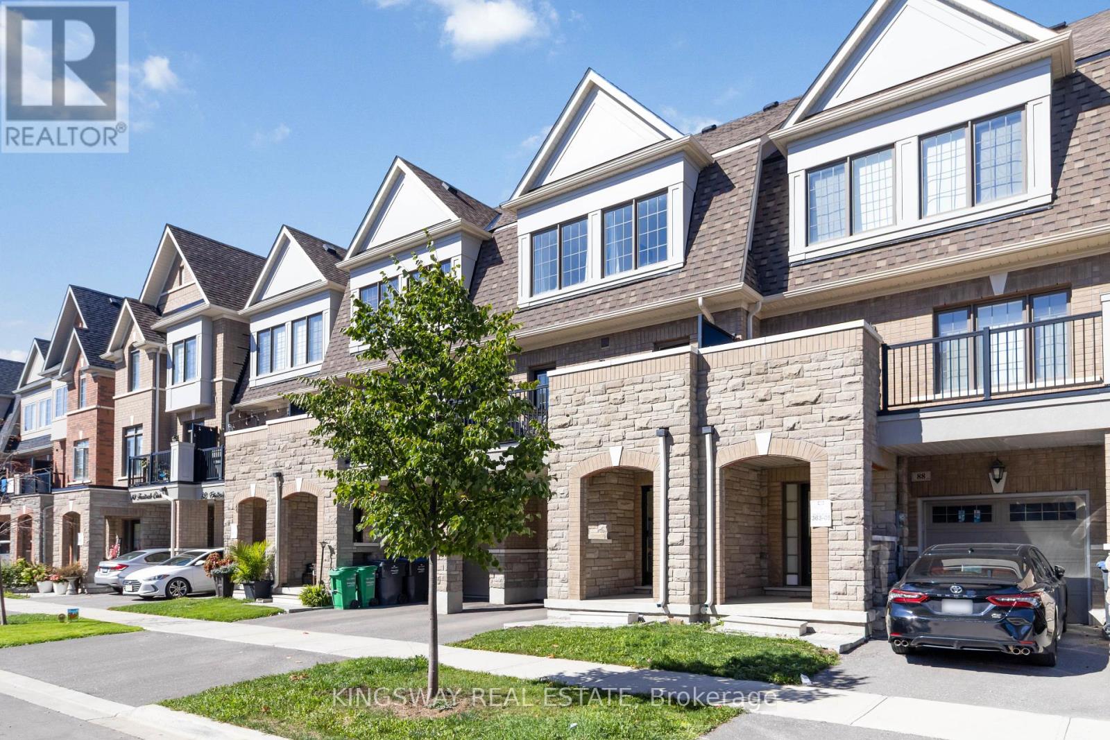 86 Fruitvale Circle, Brampton, Ontario  L7A 5B9 - Photo 3 - W12434813