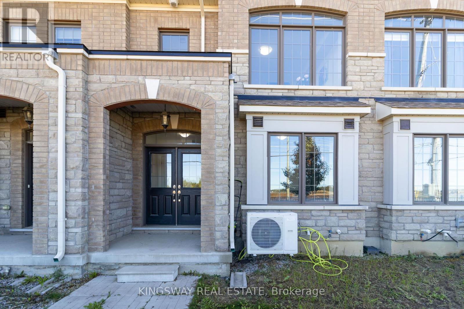 86 Fruitvale Circle, Brampton, Ontario  L7A 5B9 - Photo 4 - W12434813