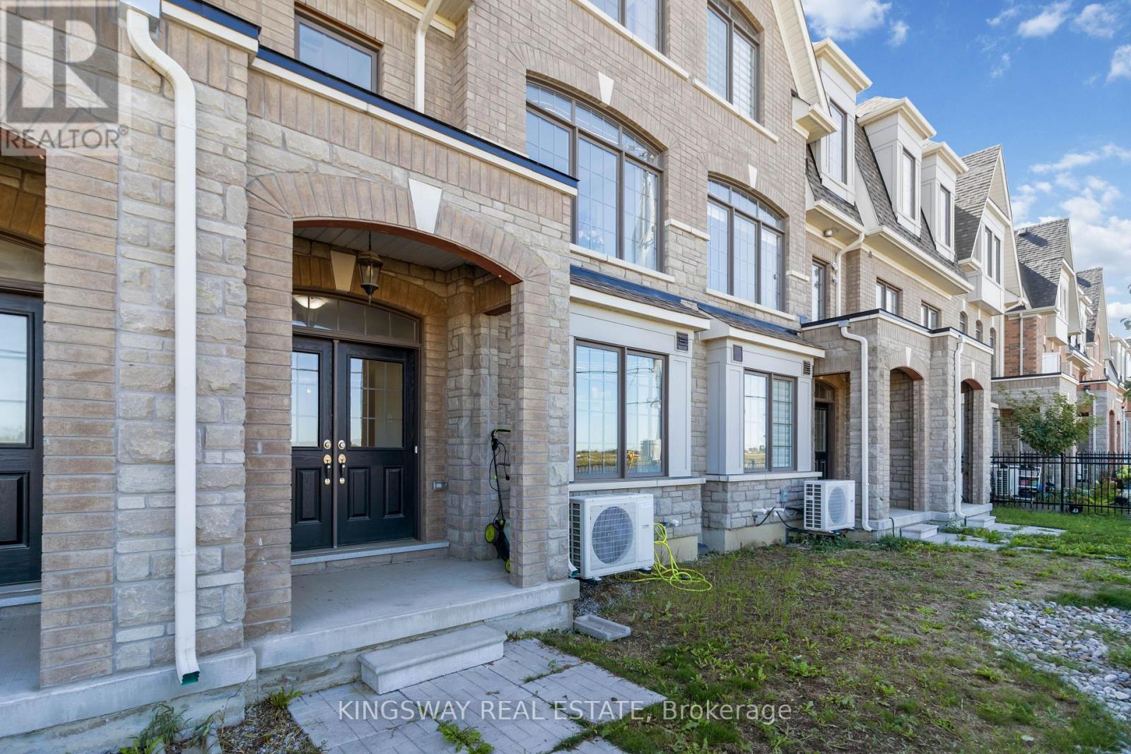 86 Fruitvale Circle, Brampton, Ontario  L7A 5B9 - Photo 5 - W12434813