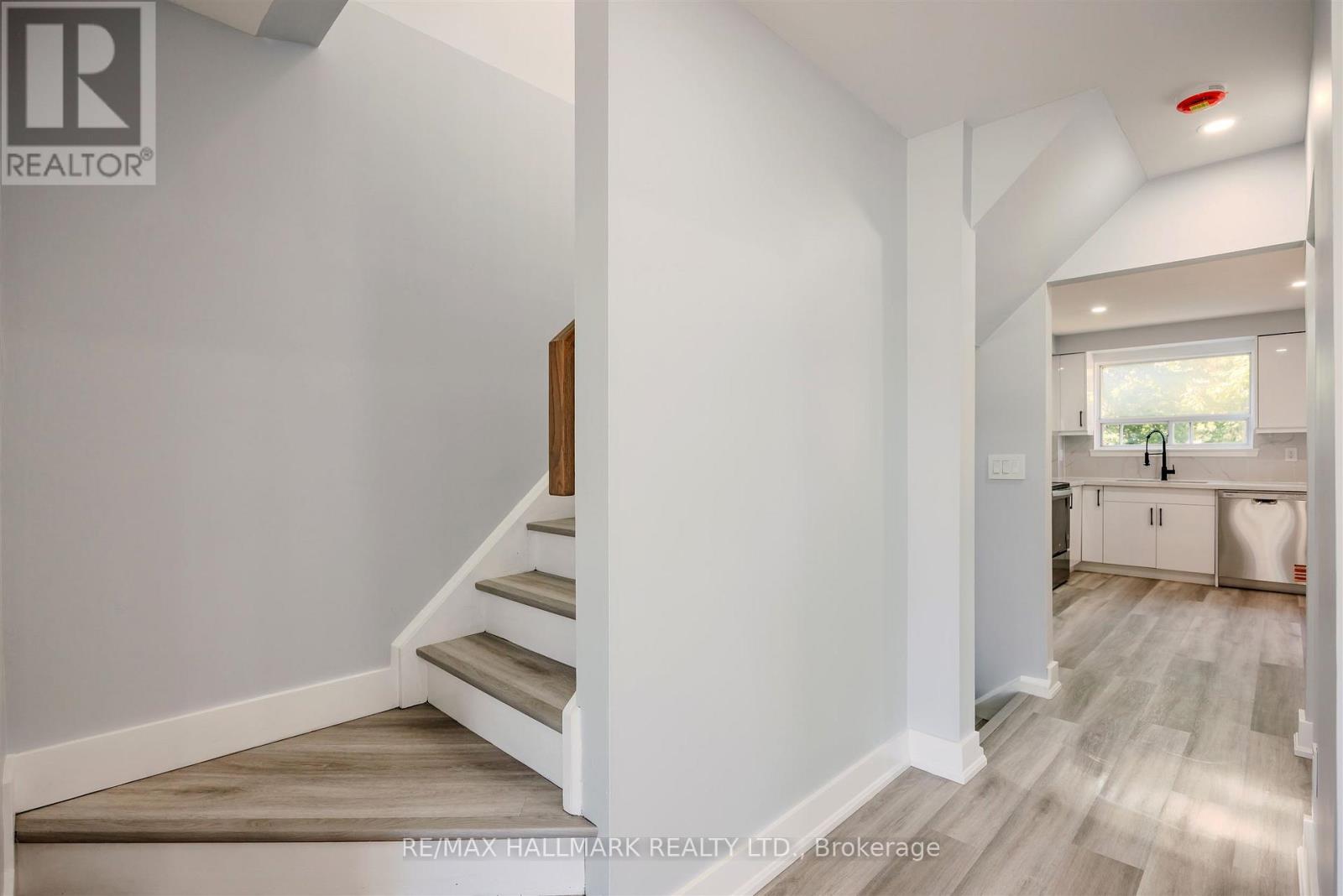 2126 Pashak Court, Mississauga, Ontario  L5A 1H7 - Photo 6 - W12434833