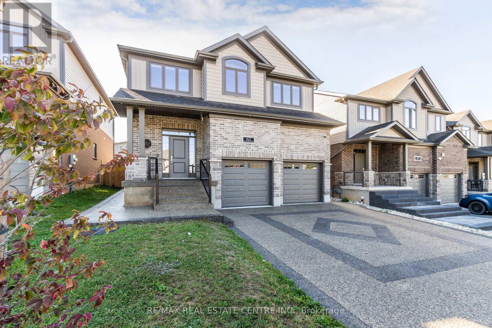 162 Mountain Holly Court, Waterloo, Ontario  N2V 0E1 - Photo 3 - X12434823