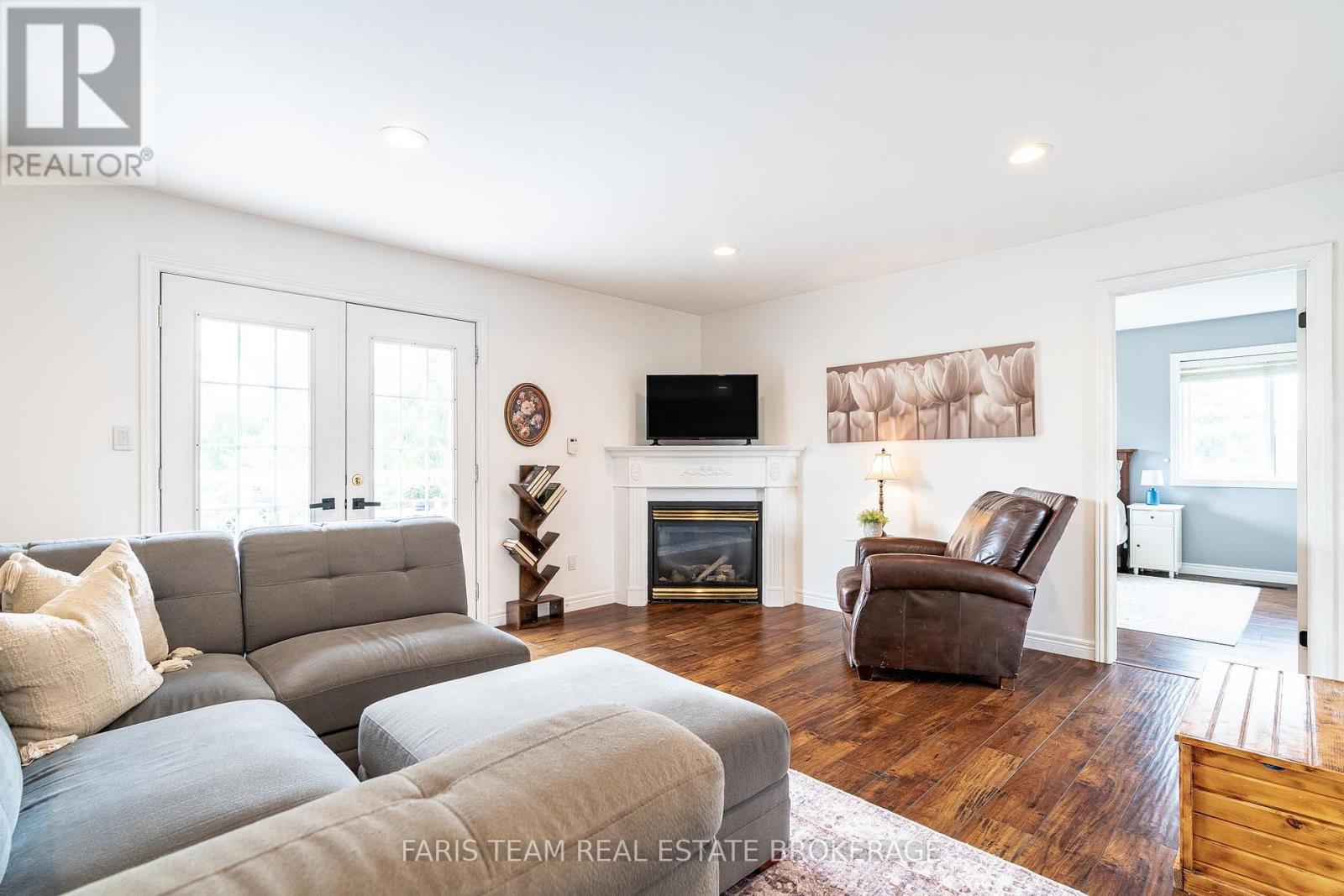 2 Evergreen Lane, Essa, Ontario  L0L 2N0 - Photo 25 - N12434973