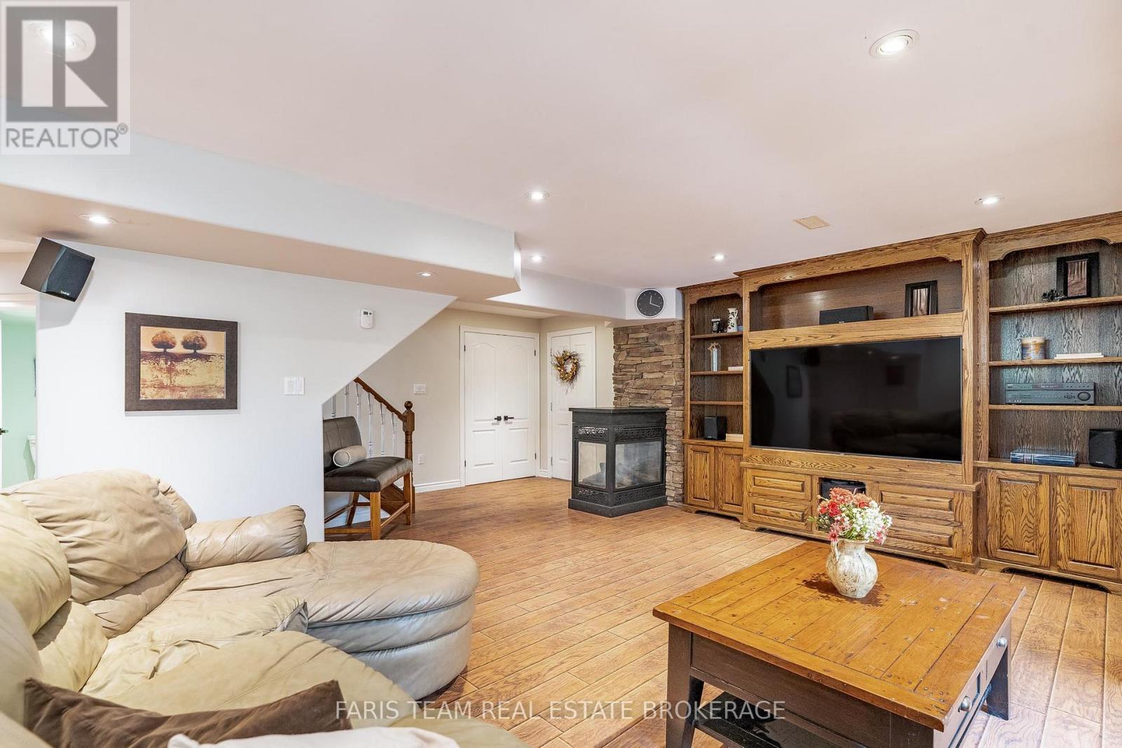 2 Evergreen Lane, Essa, Ontario  L0L 2N0 - Photo 31 - N12434973