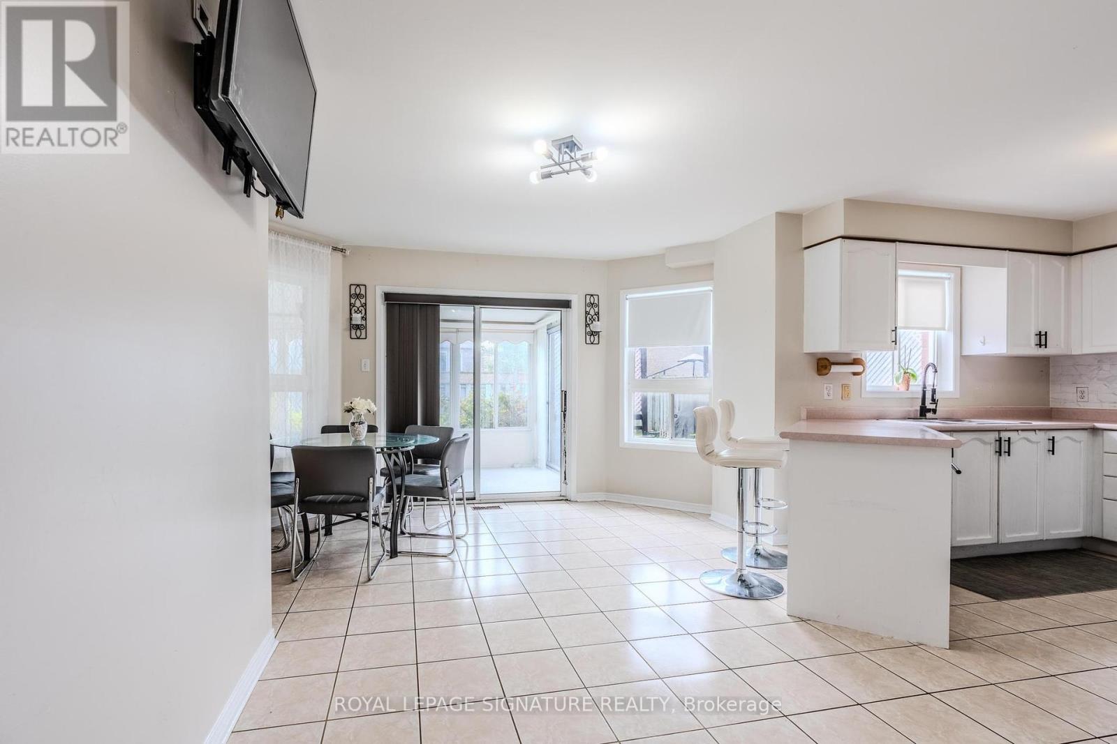 341 Livingstone Street, Barrie, Ontario  L4N 7C5 - Photo 8 - S12434963
